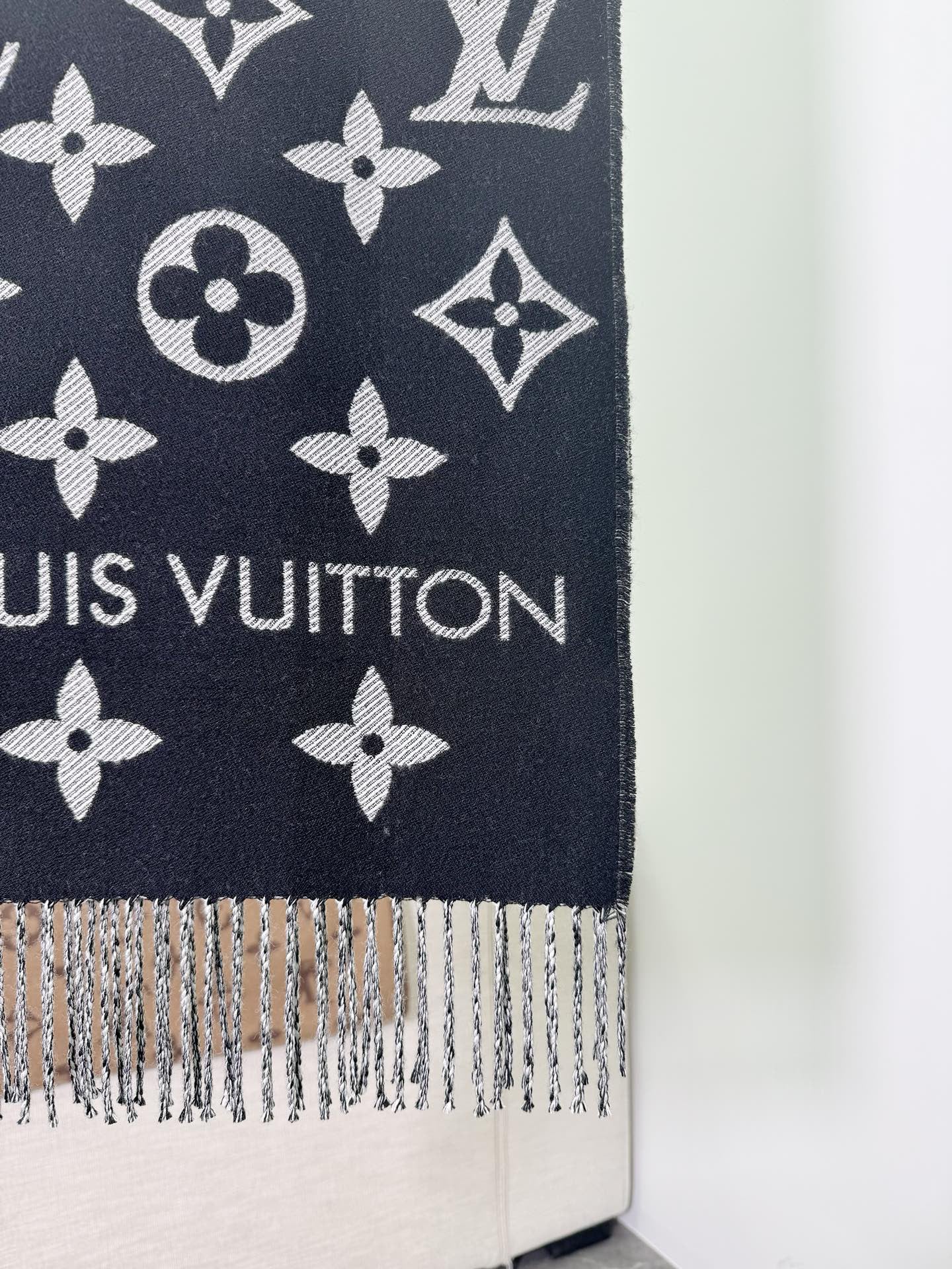 Essential Scarf M77853