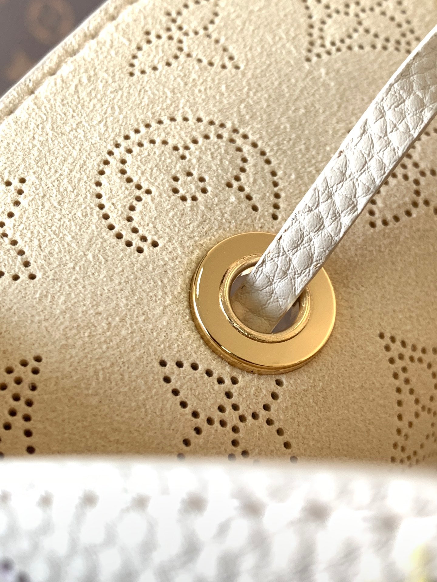 Bolso de hombro con solapa de cadena M45836