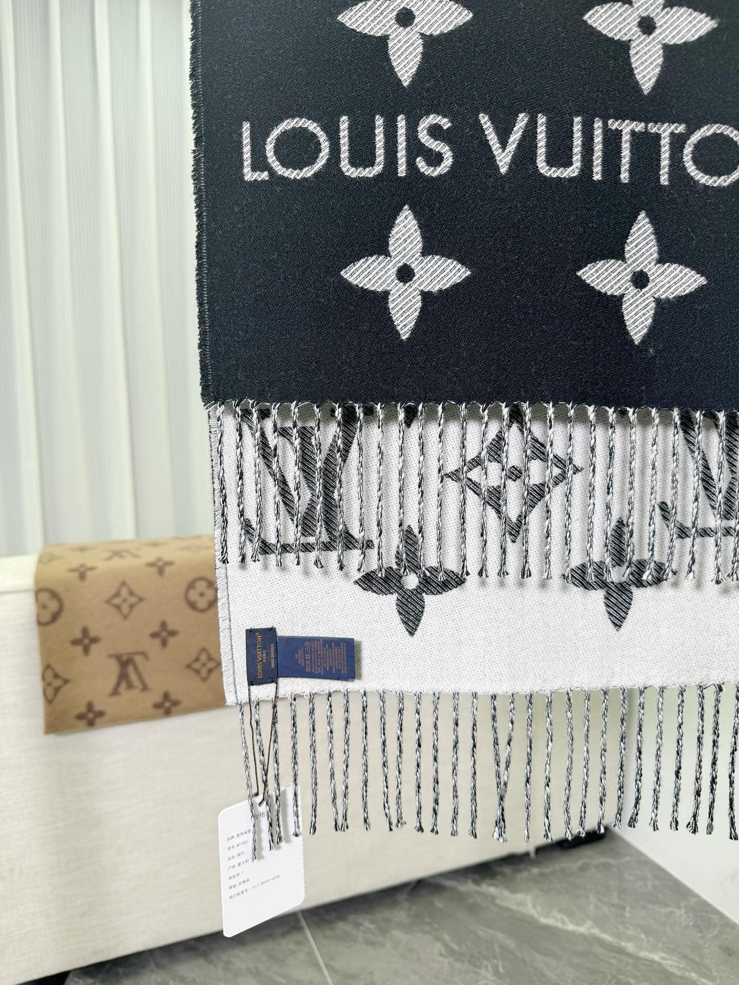 Essential Scarf M77853