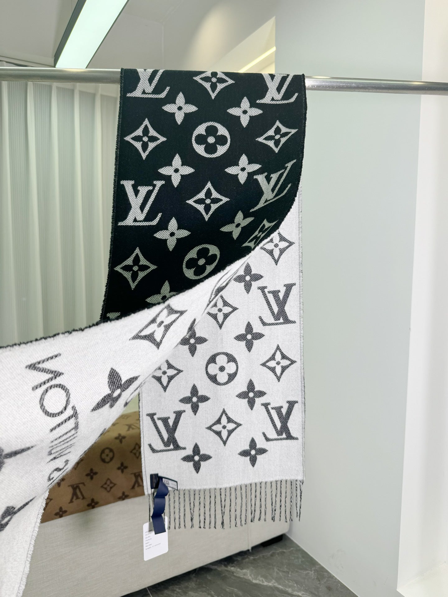 Essential Scarf M77853