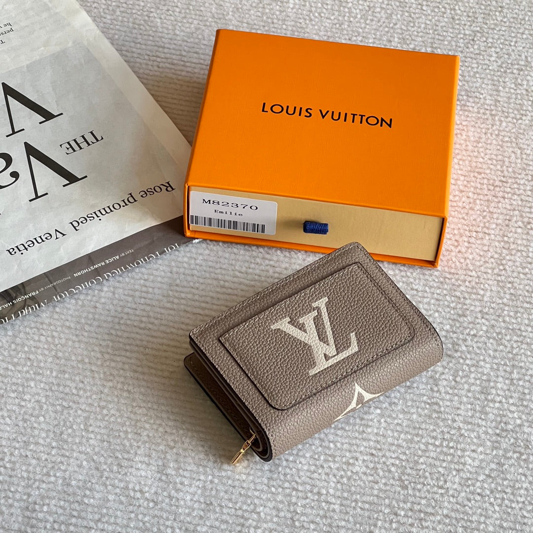 Cléa Compact Leather Wallet - M82370