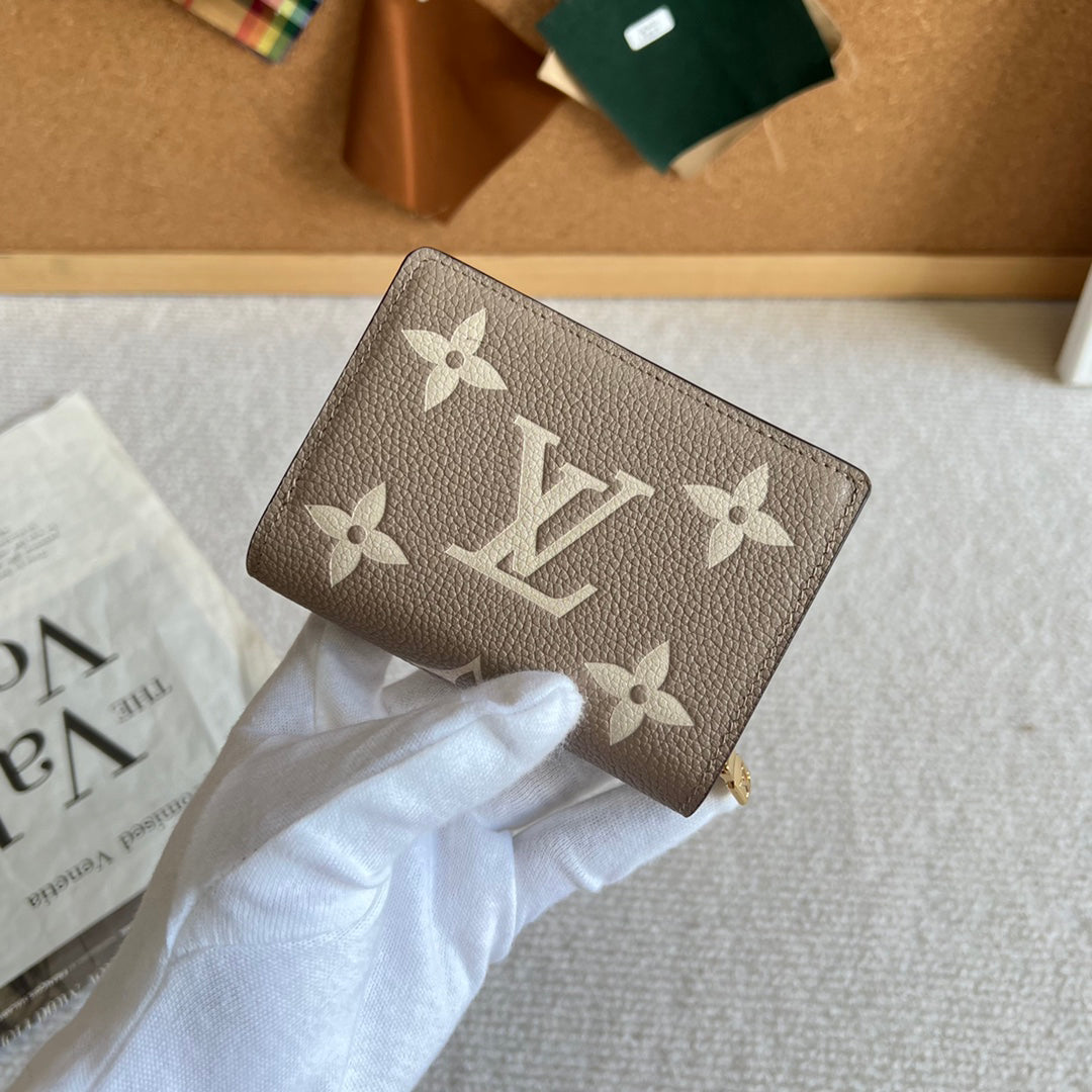 Cléa Compact Leather Wallet - M82370