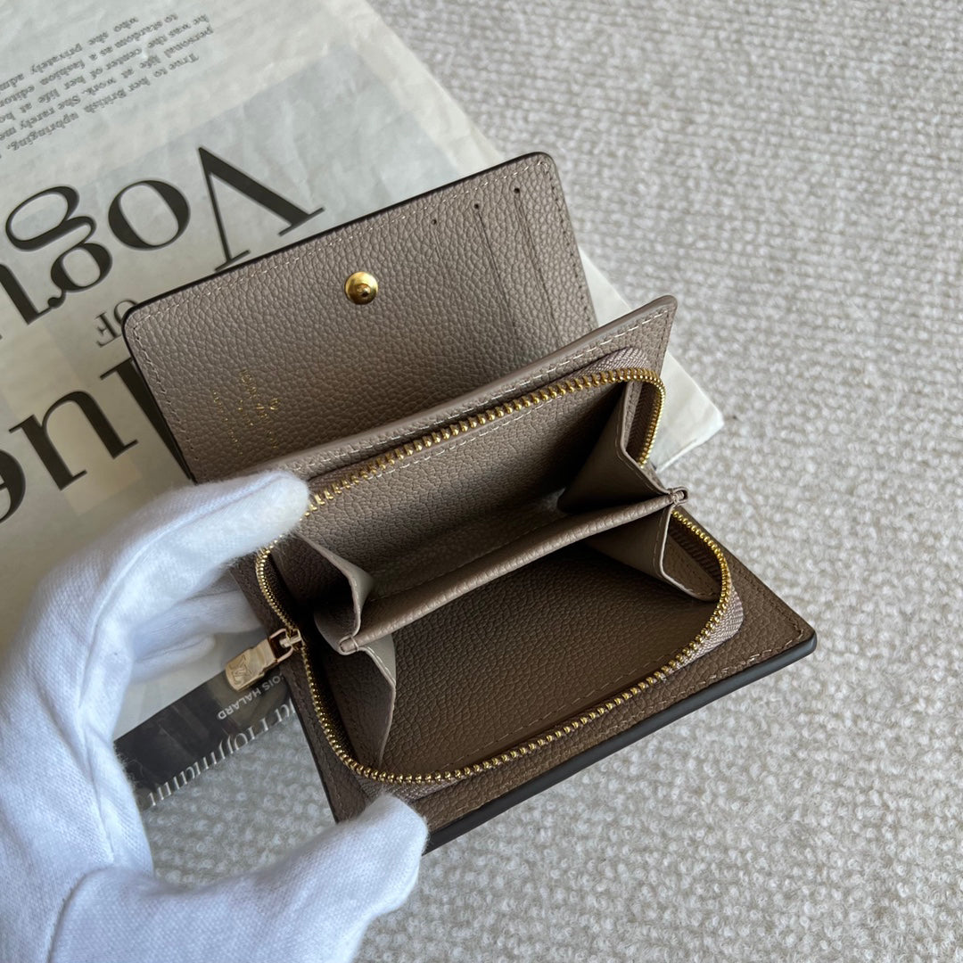 Cléa Compact Leather Wallet - M82370