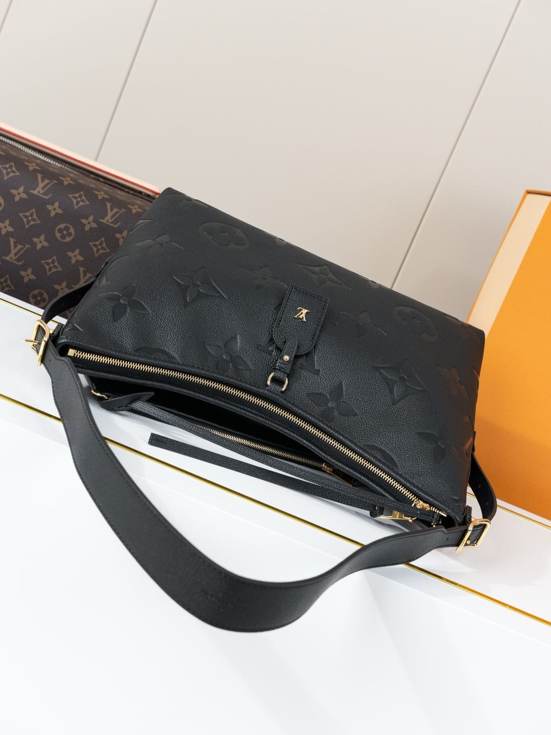 Everyday Shoulder Bag MM - Black