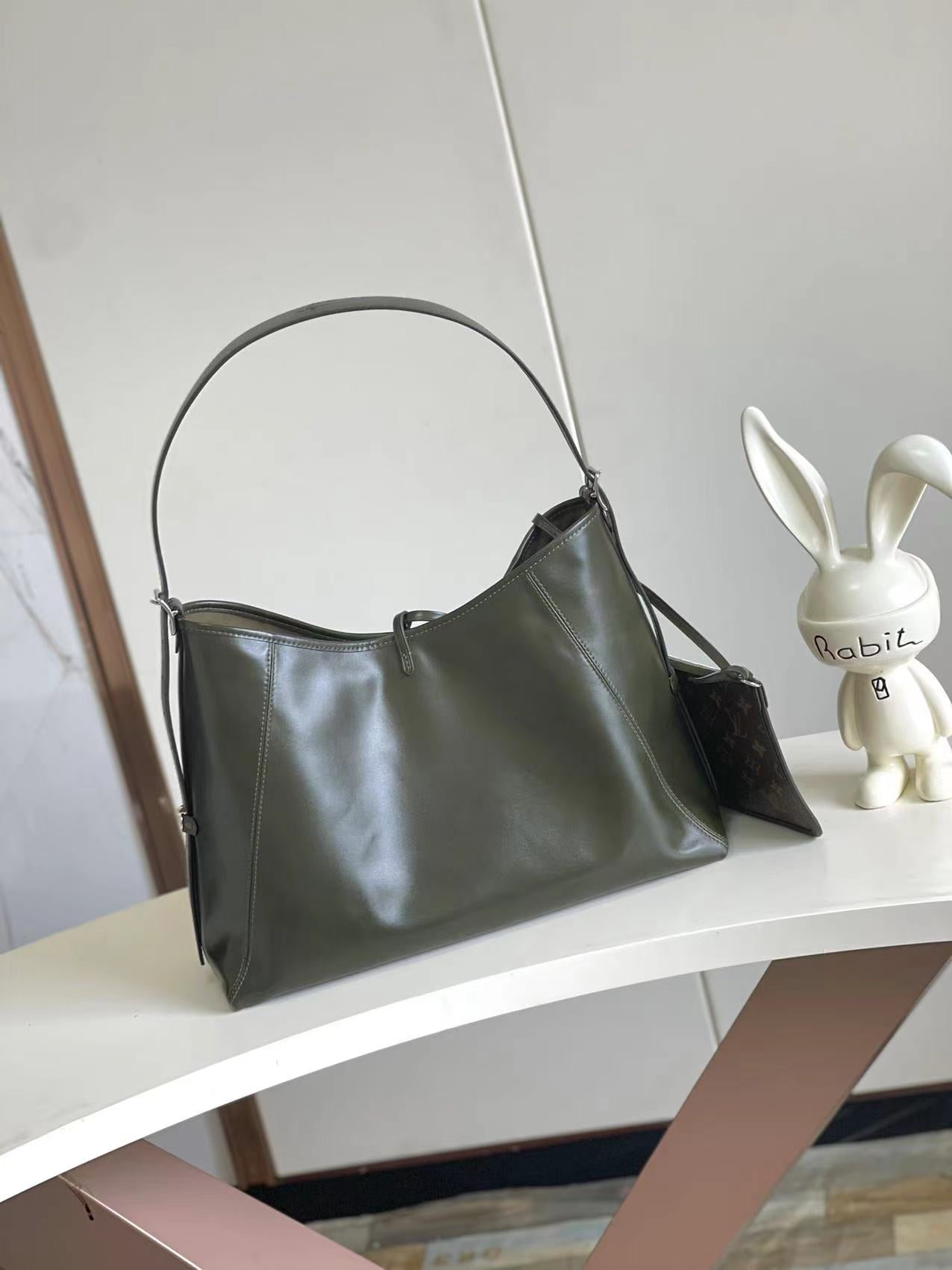 Everyday Shoulder Bag Vibe MM - Dark Kaki