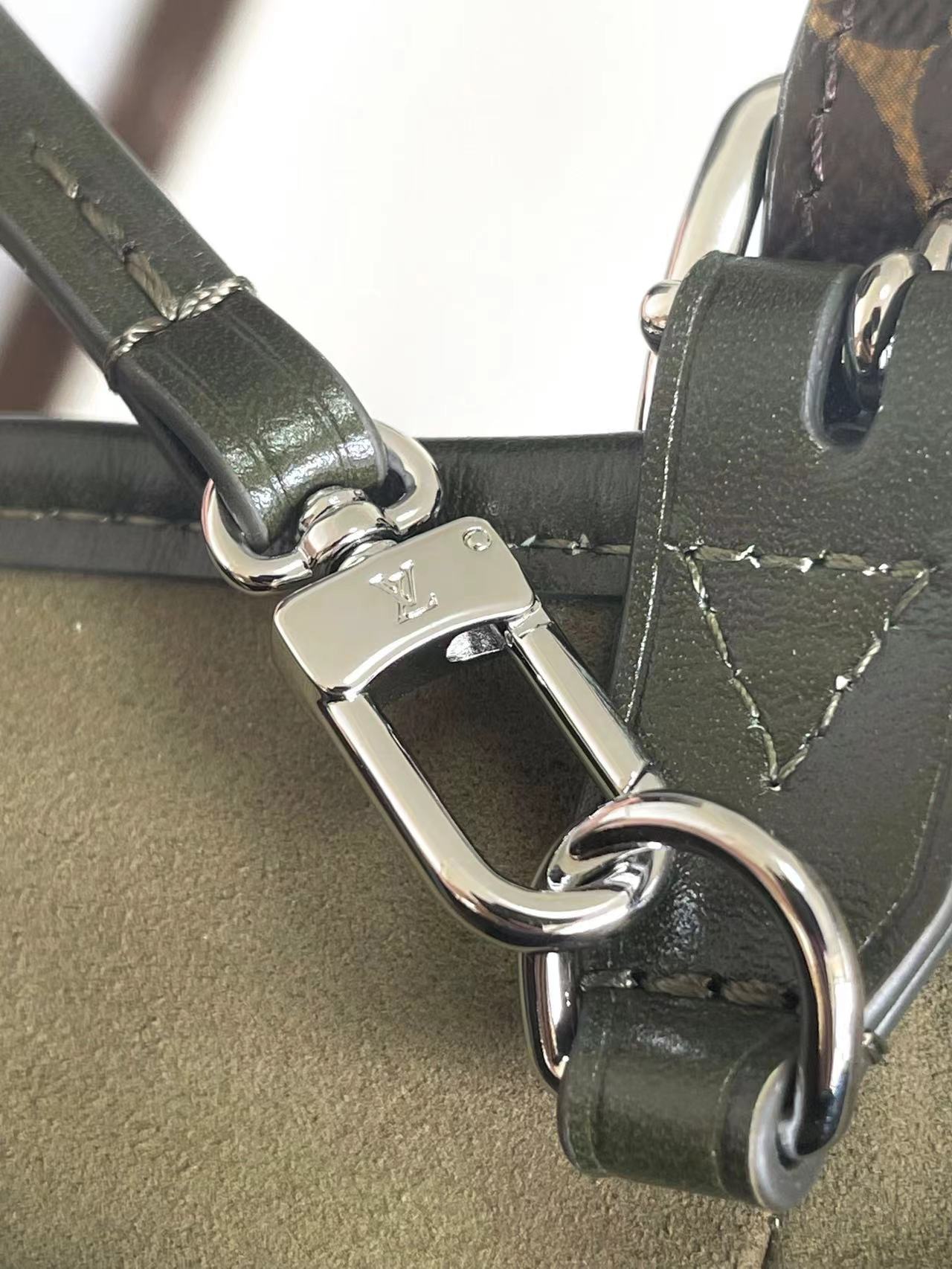 Everyday Shoulder Bag Vibe MM - Dark Kaki