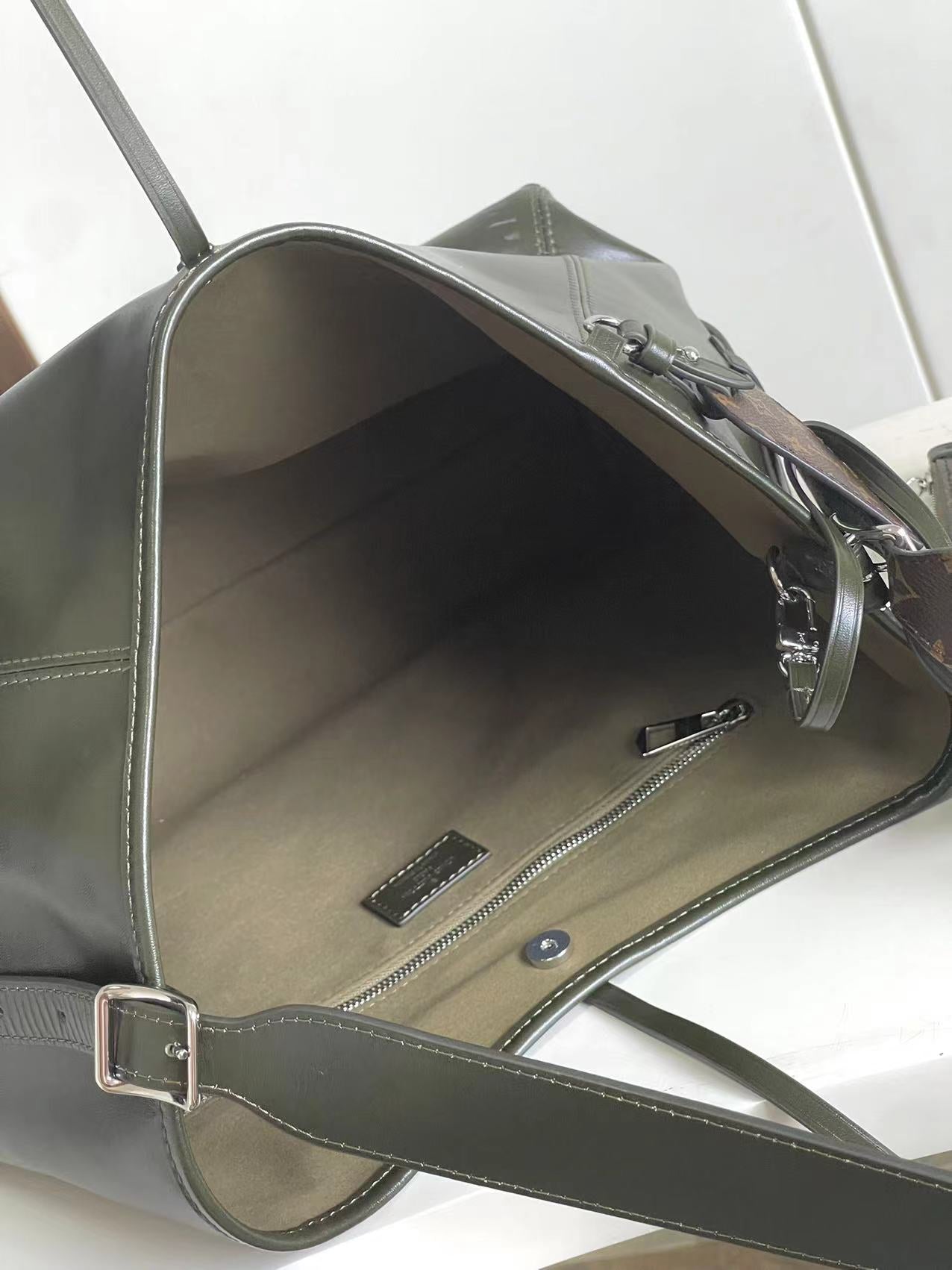 Everyday Shoulder Bag Vibe MM - Dark Kaki