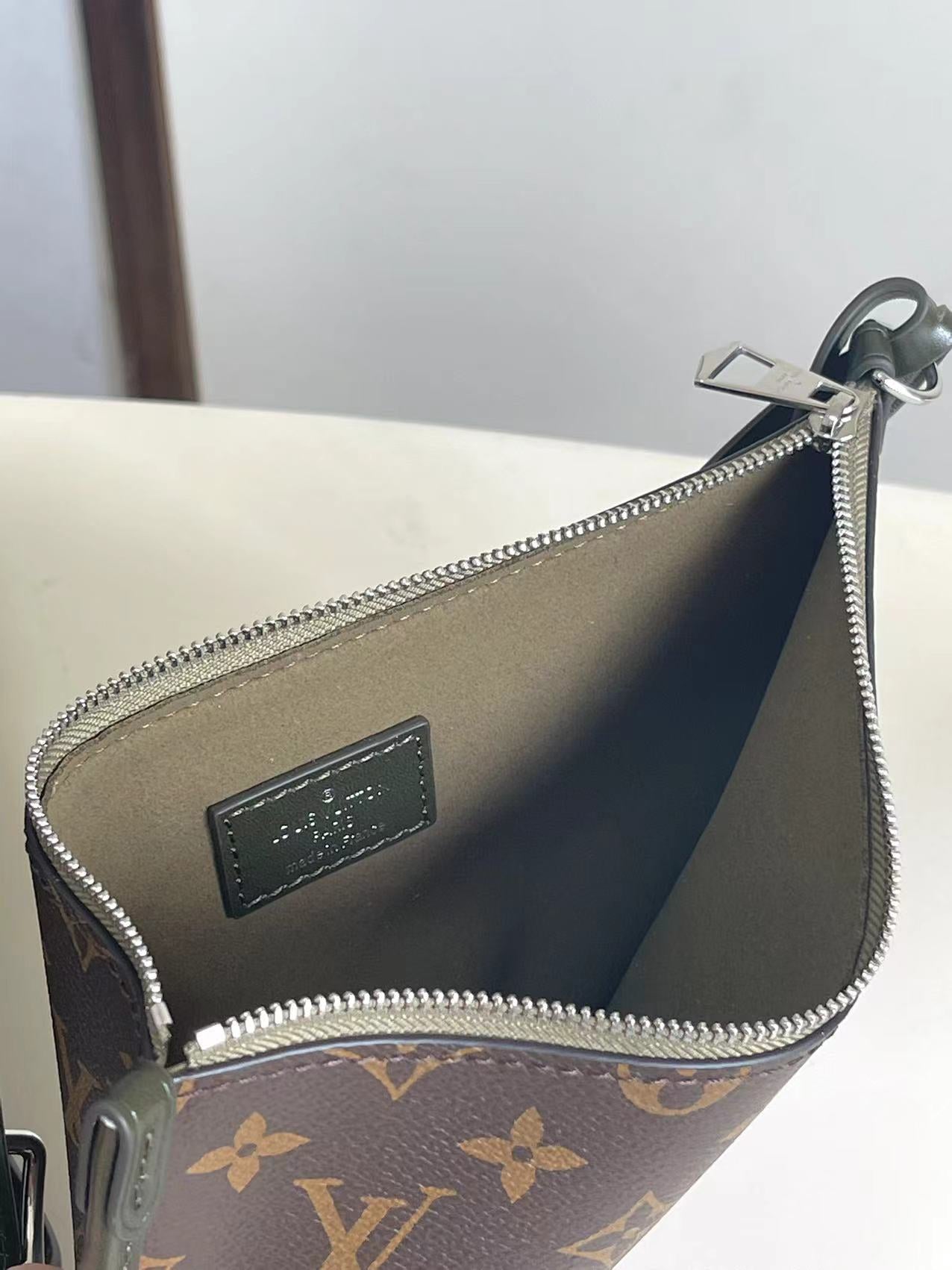 Everyday Shoulder Bag Vibe MM - Dark Kaki