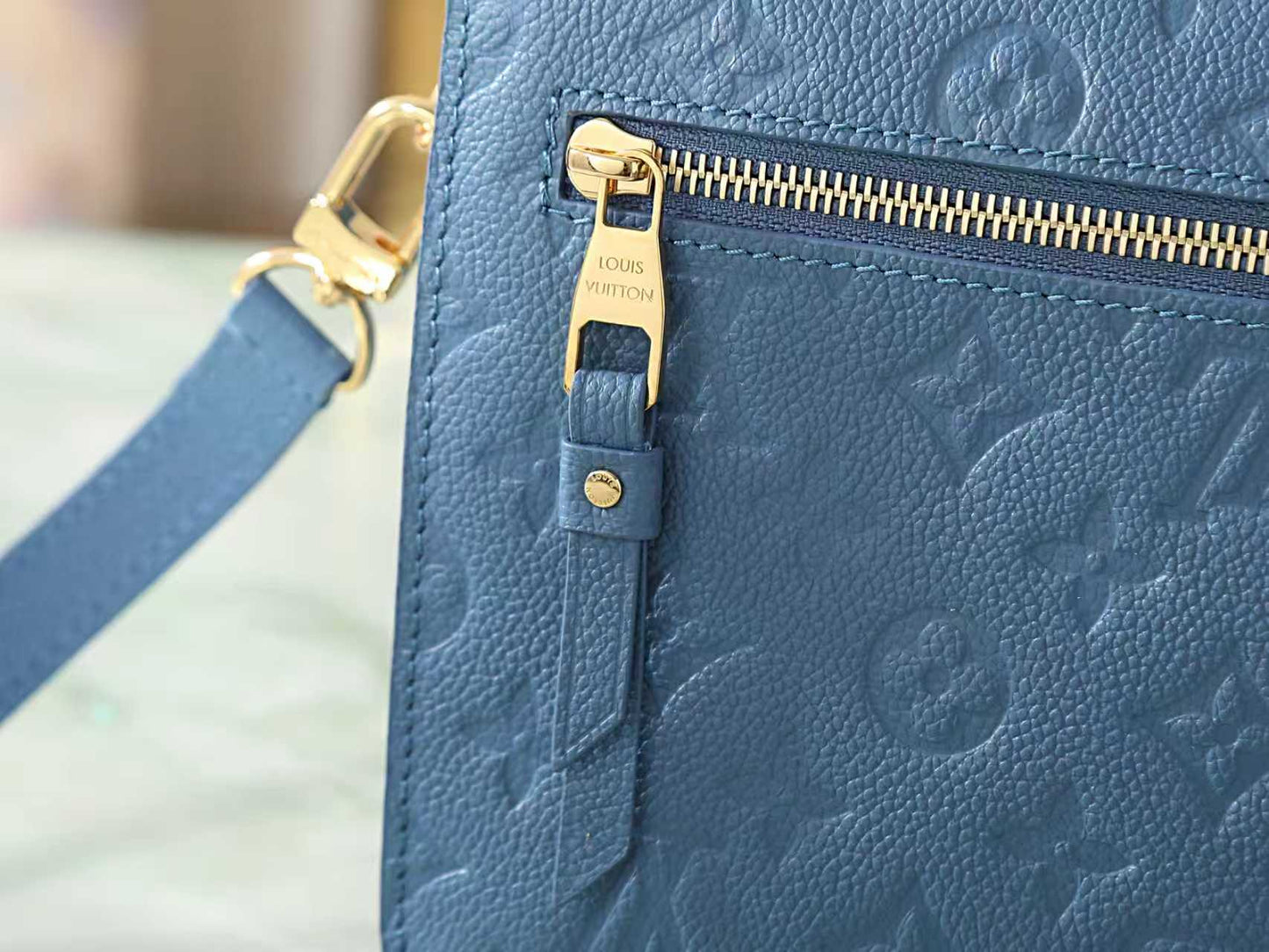 Compact Crossbody Satchel M27357