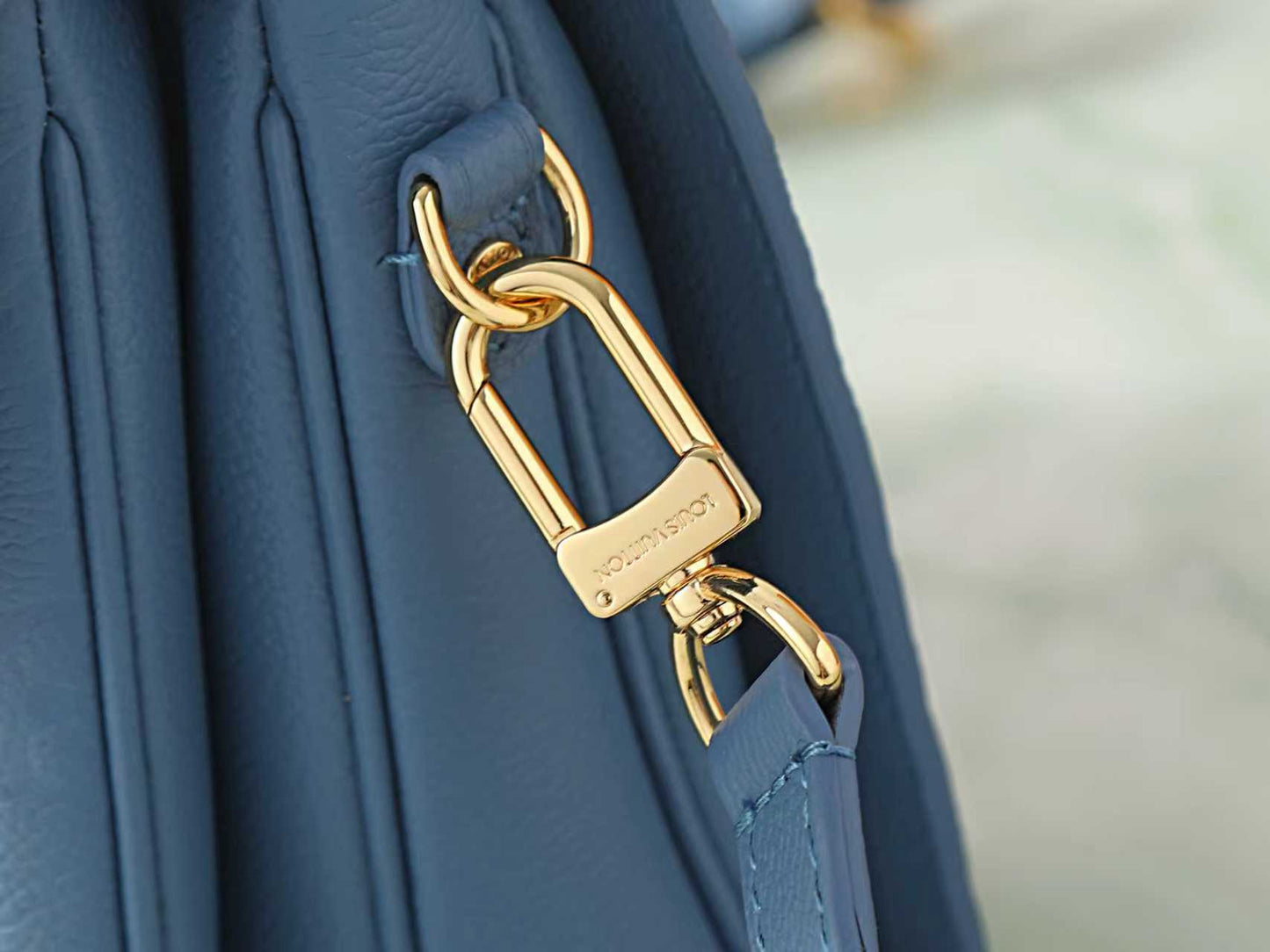 Compact Crossbody Satchel M27357
