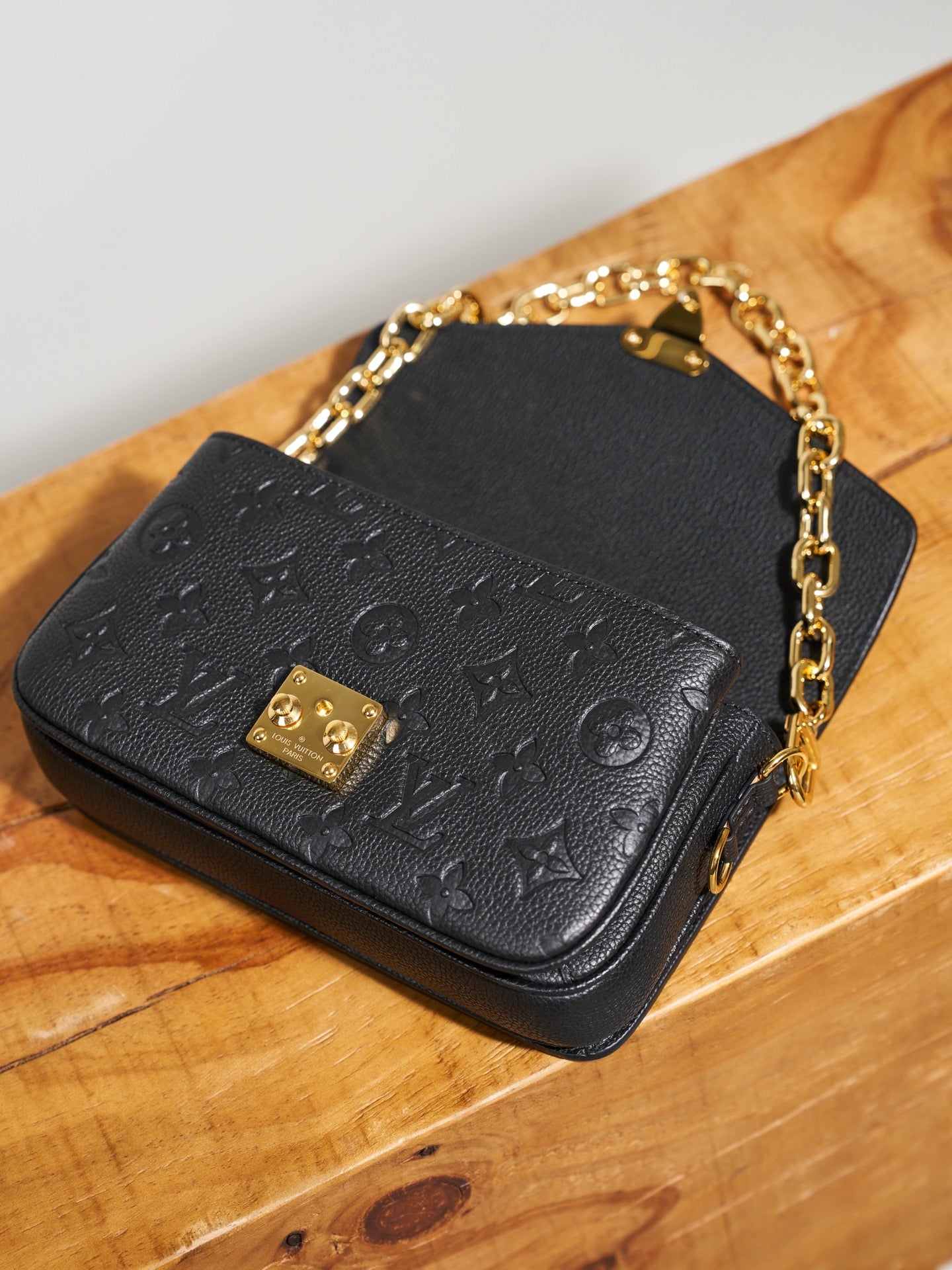 Compact Crossbody Satchel East West M46595