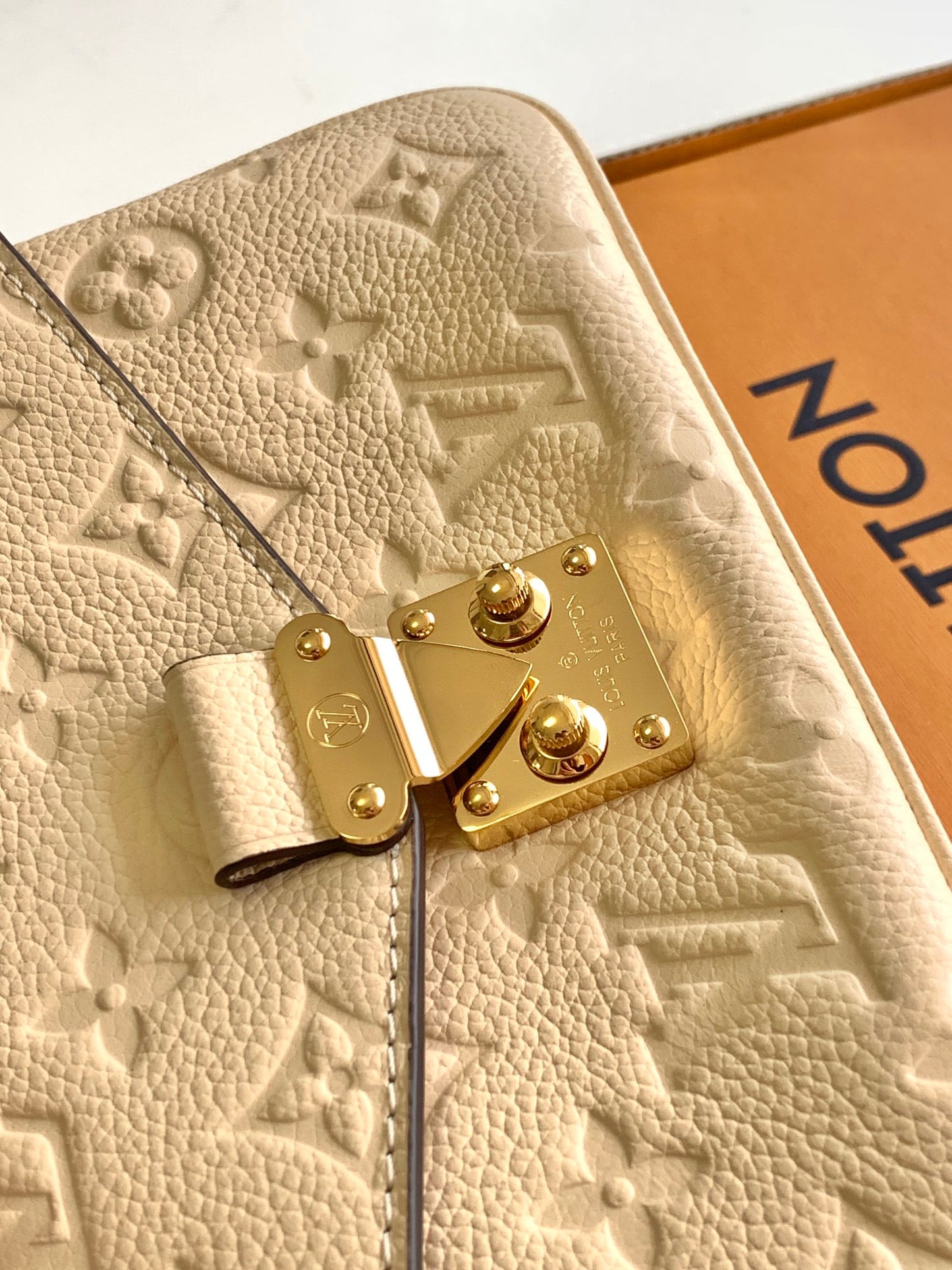 Compact Crossbody Satchel East West M22942