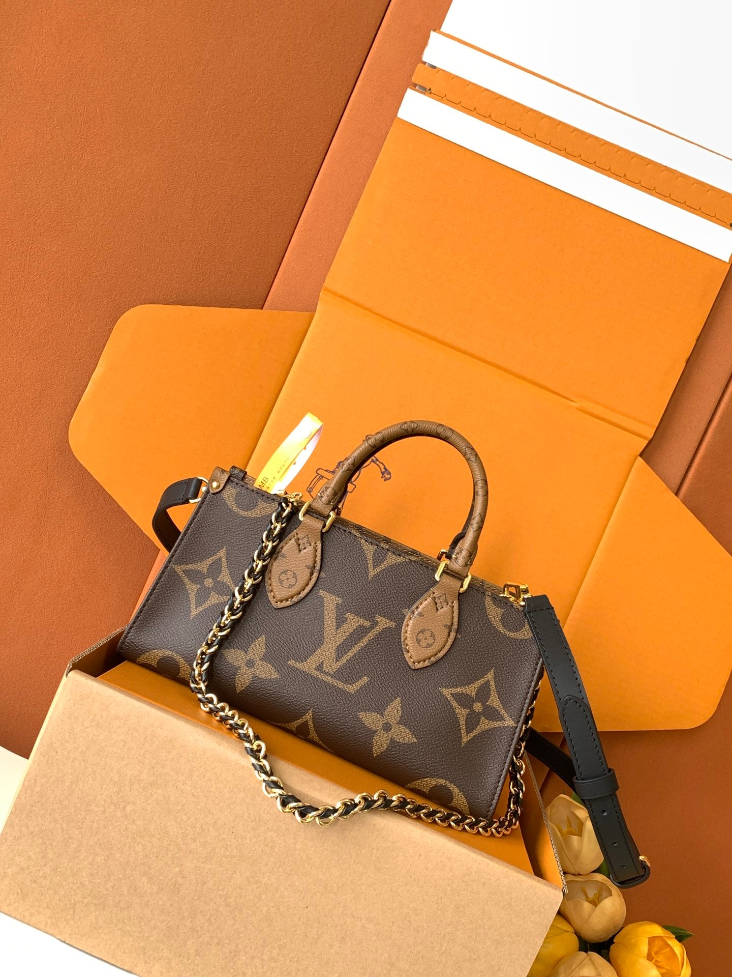 Structured Tote Bag East West Chain M14236