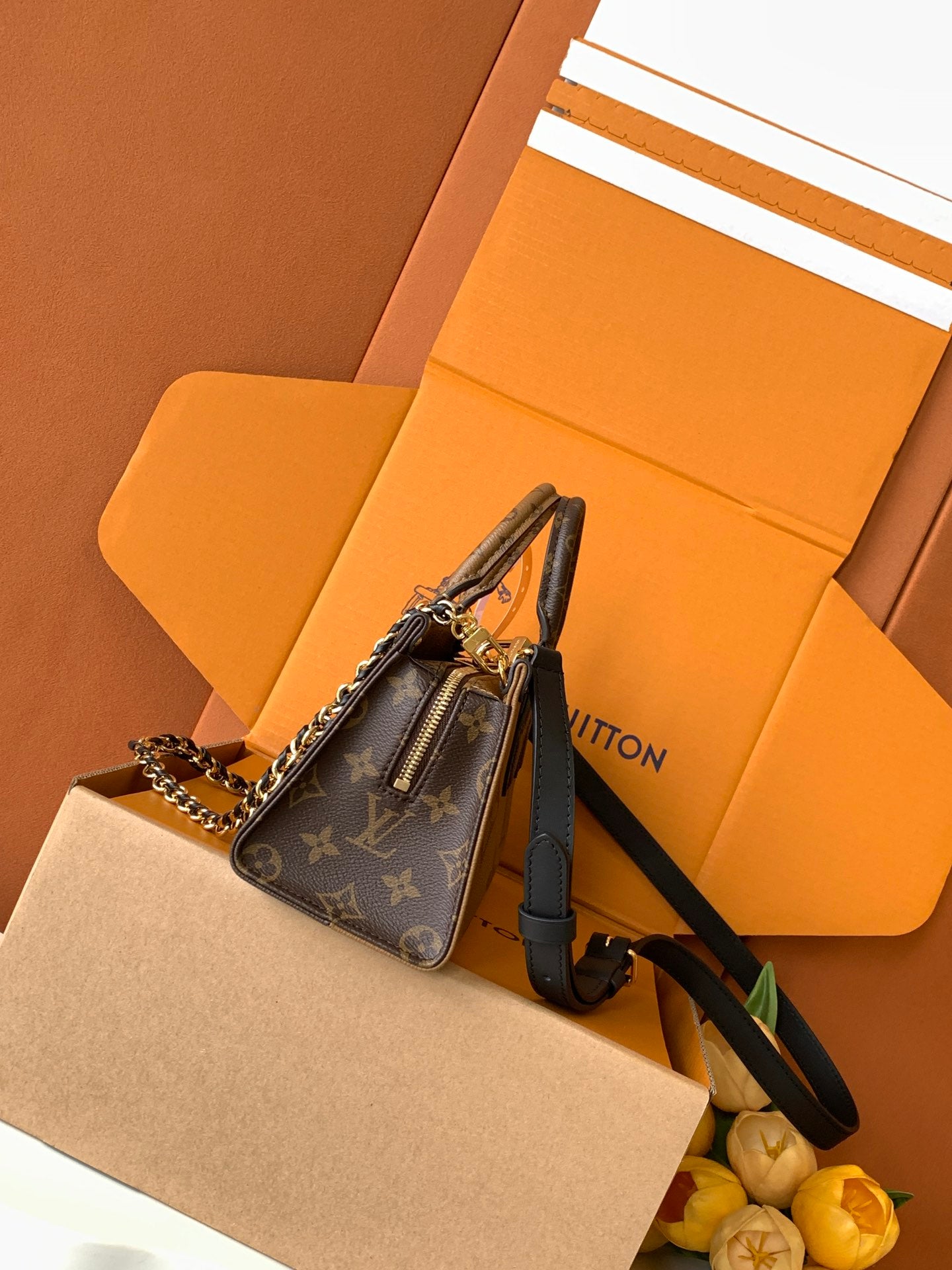 Structured Tote Bag East West Chain M14236
