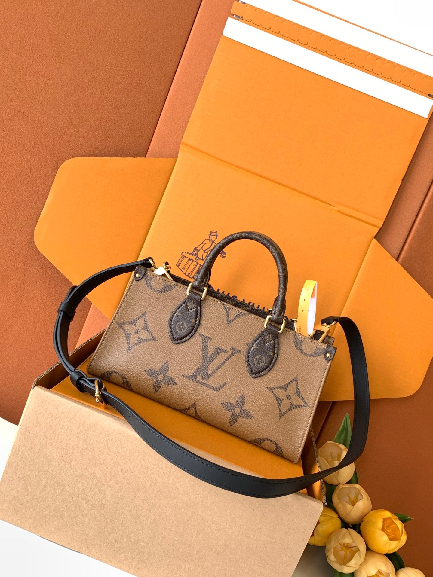 Structured Tote Bag East West Chain M14236