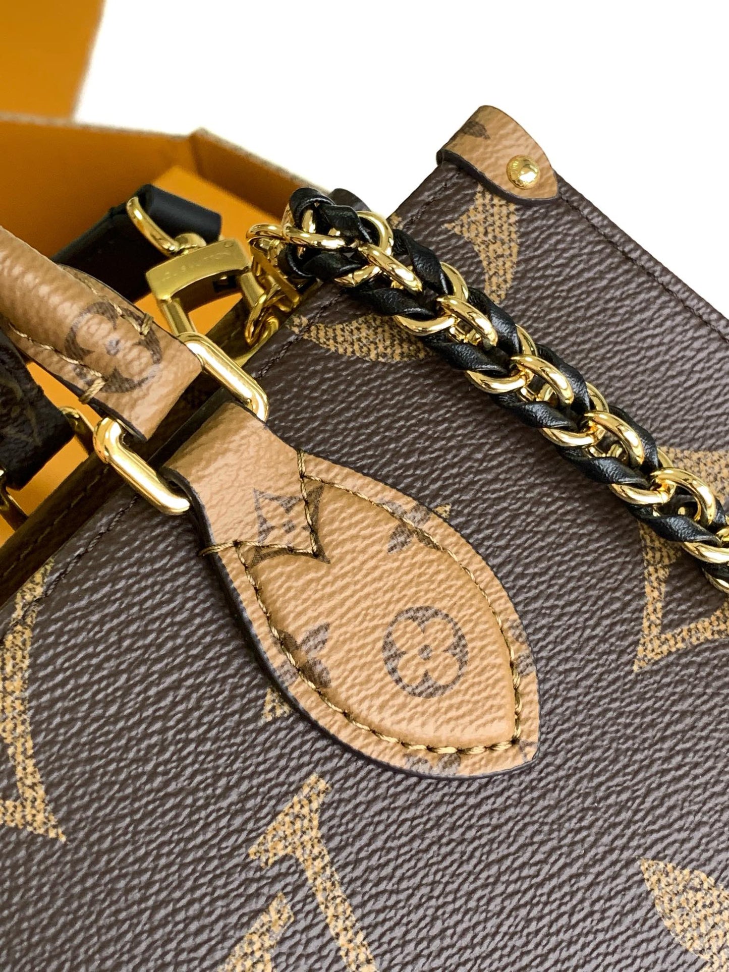 Structured Tote Bag East West Chain M14236