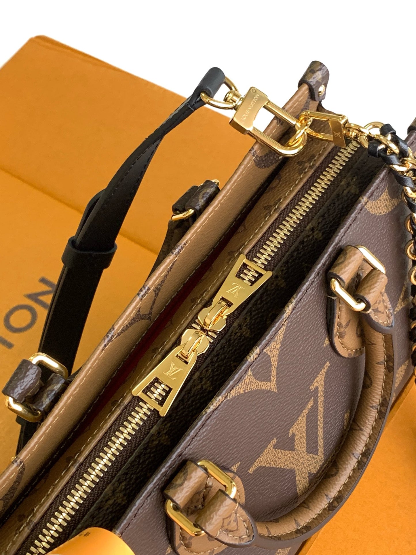 Structured Tote Bag East West Chain M14236