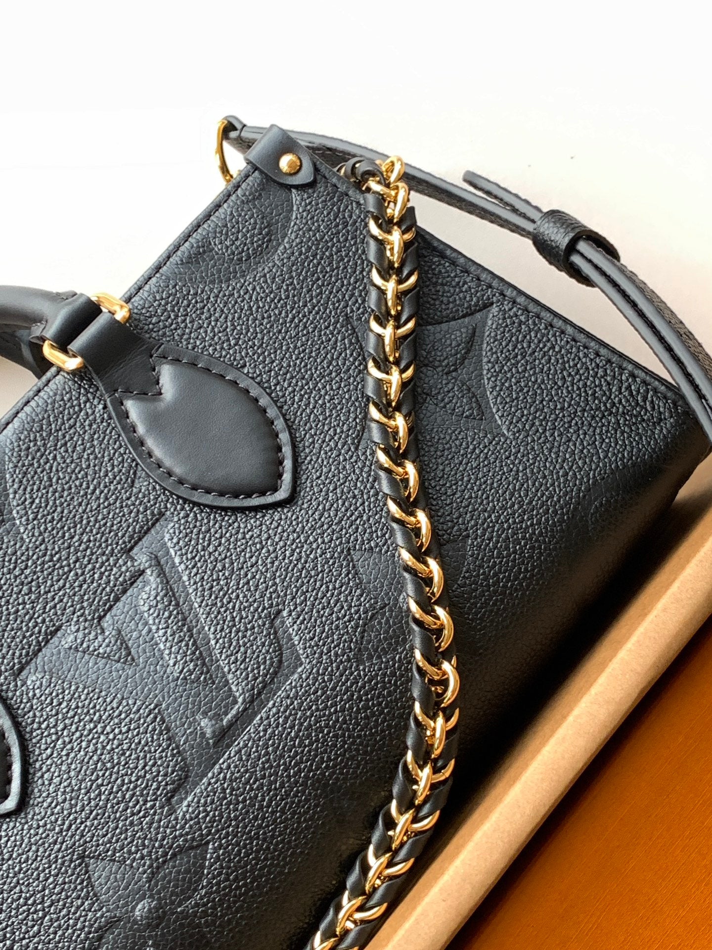 Structured Tote Bag East West M23640