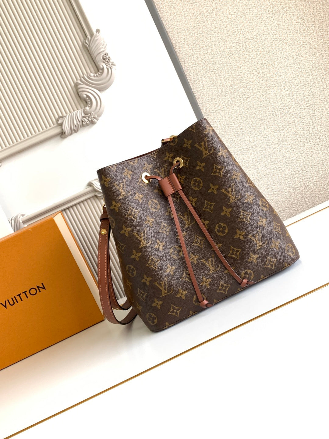 Bucket Bag MM M44887