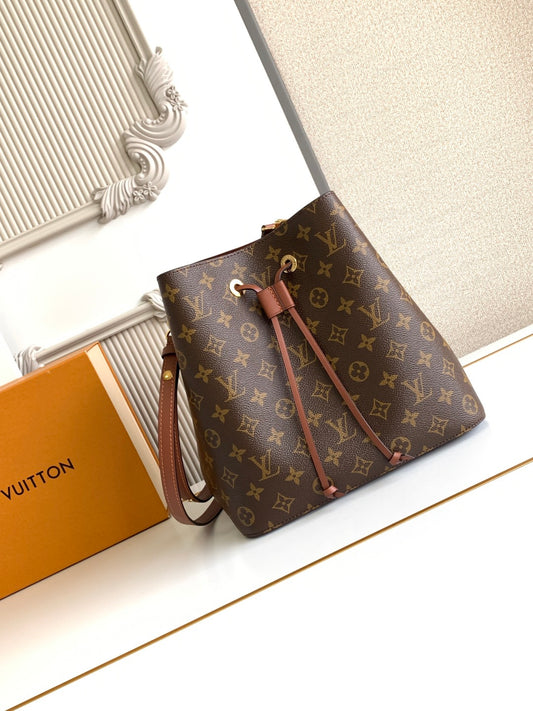 Bucket Bag MM M44887