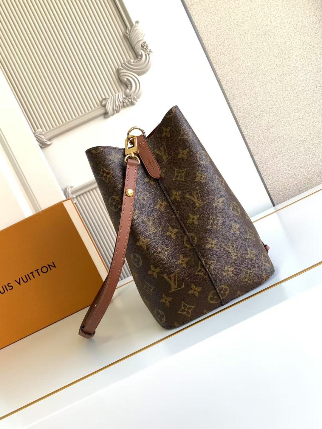 Bucket Bag MM M44887