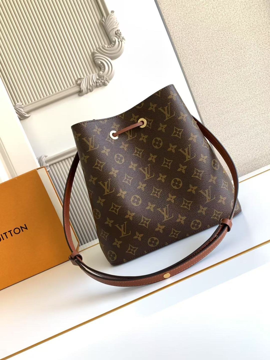 Bucket Bag MM M44887