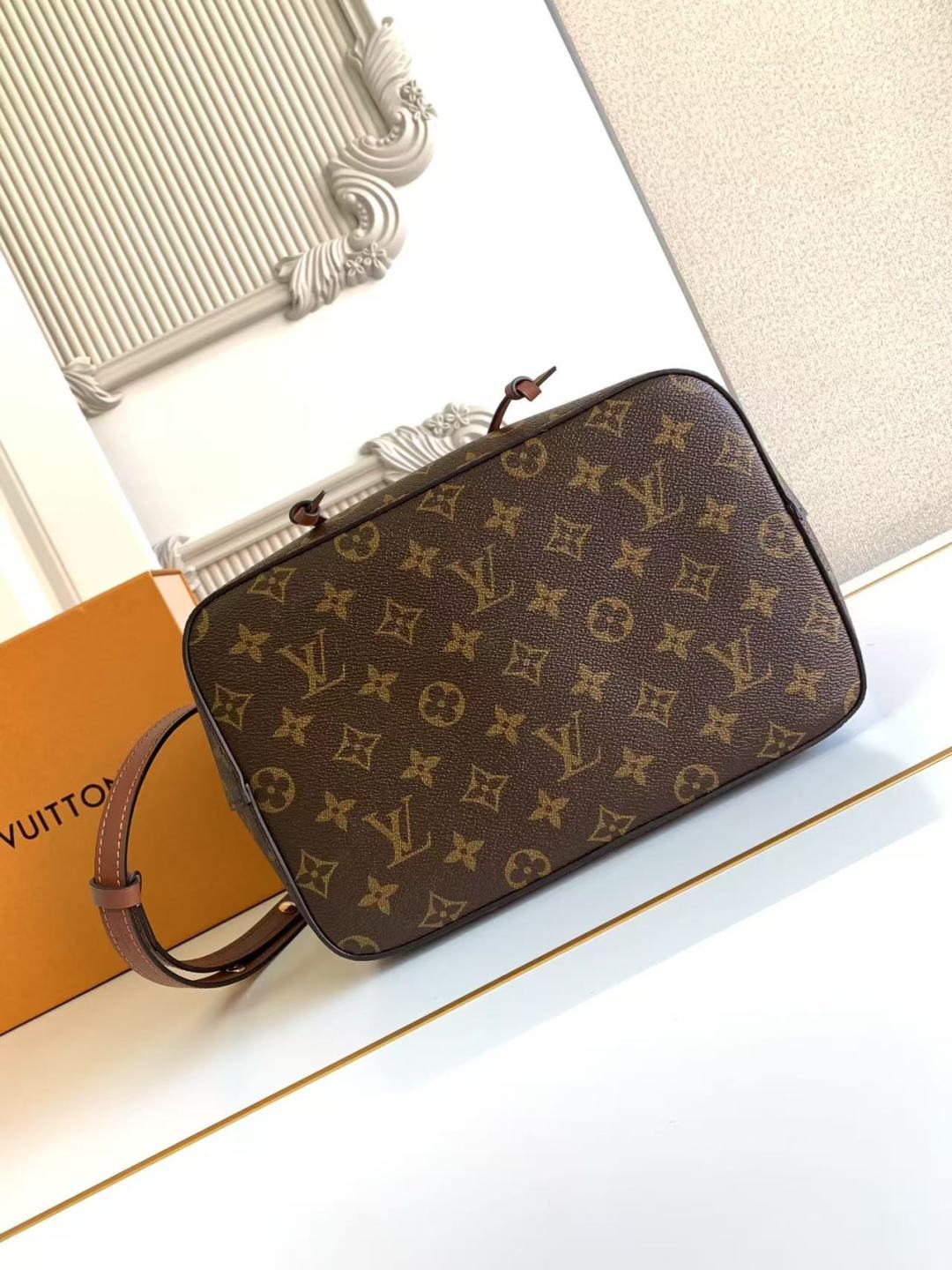 Bucket Bag MM M44887