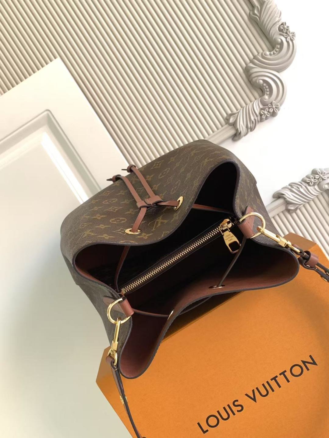 Bucket Bag MM M44887