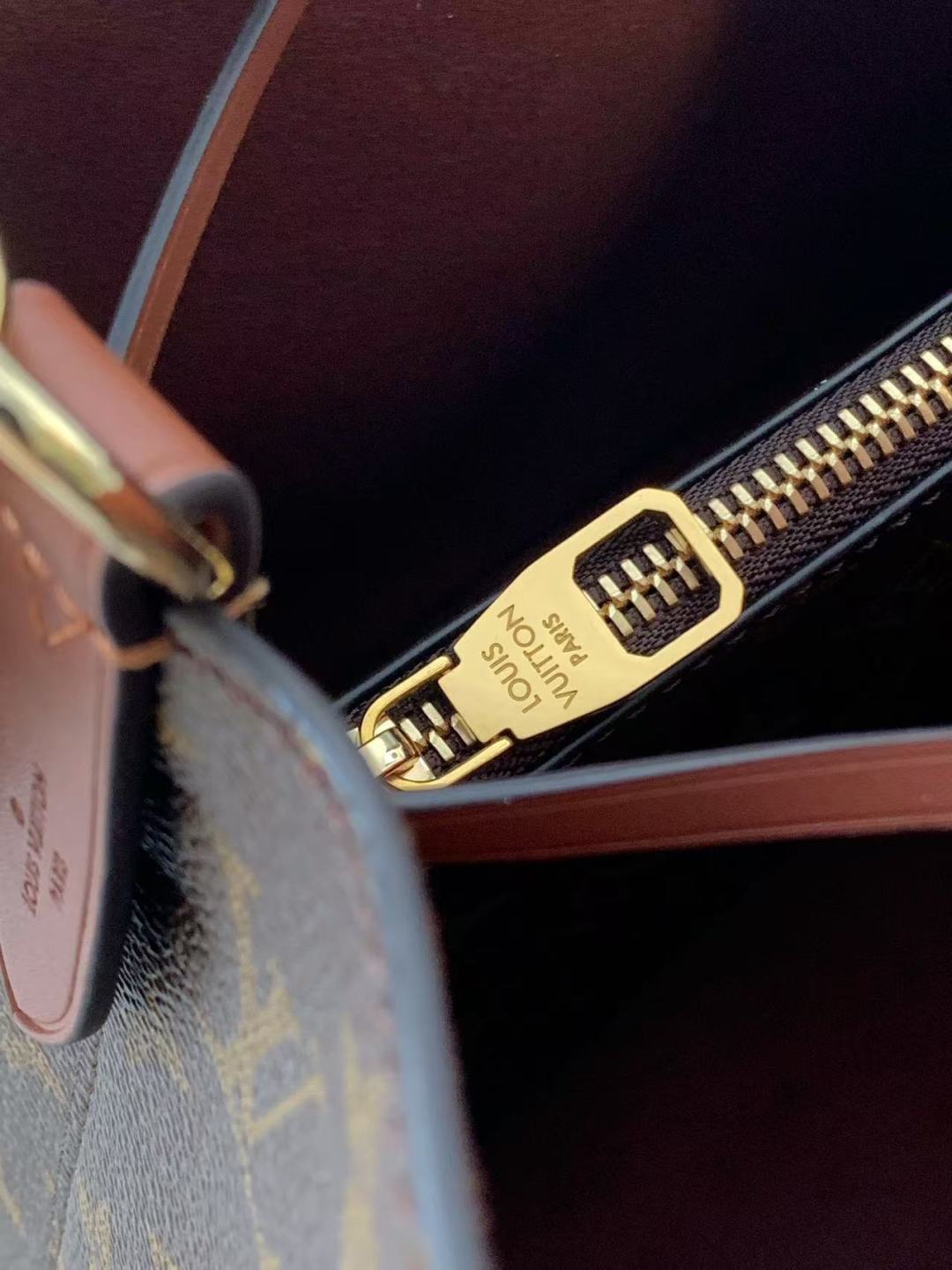 Bucket Bag MM M44887