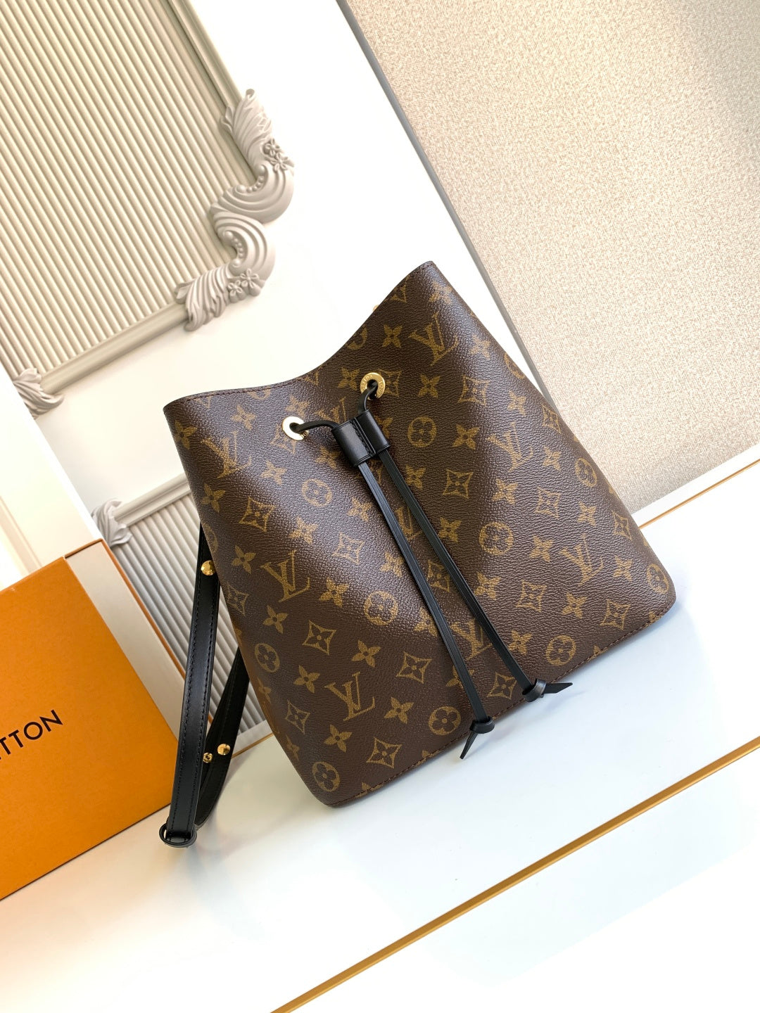 Bucket Bag MM M44020