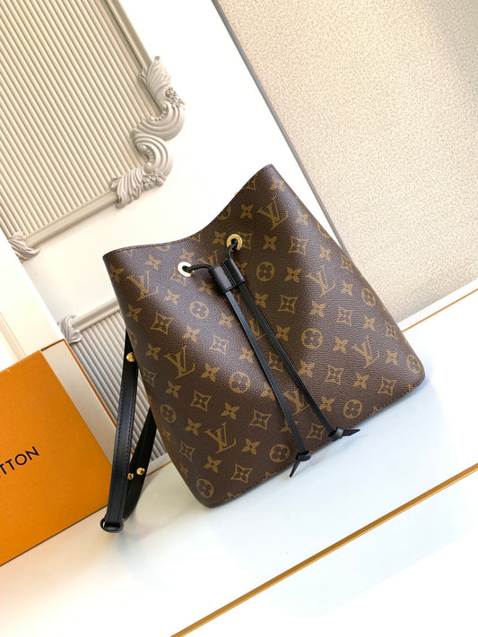 Bucket Bag MM M44020