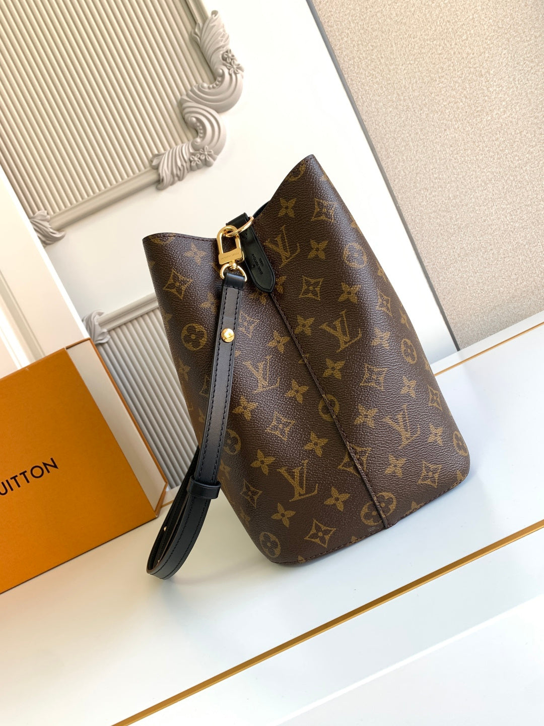 Bucket Bag MM M44020