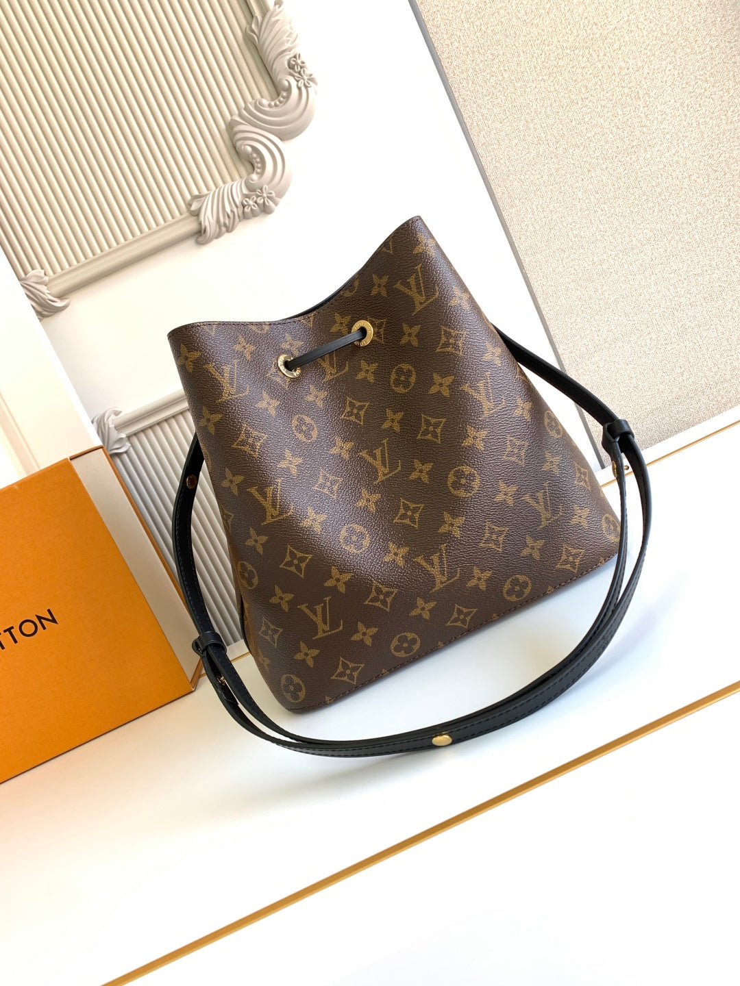 Bucket Bag MM M44020