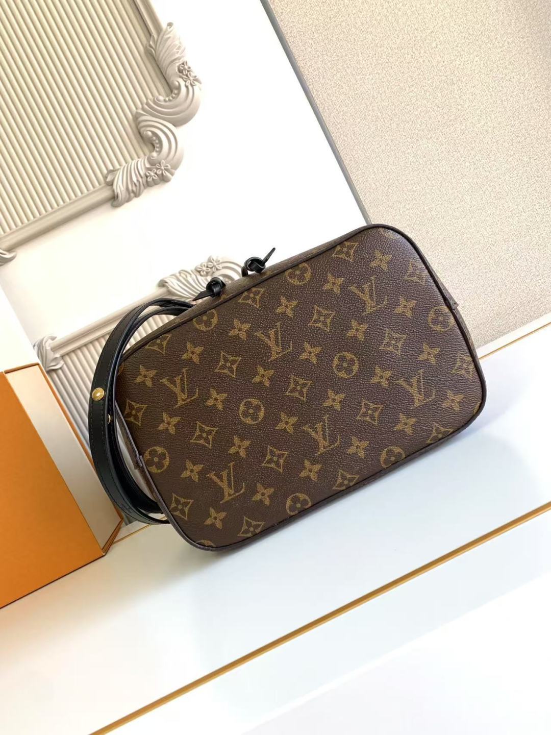 Bucket Bag MM M44020