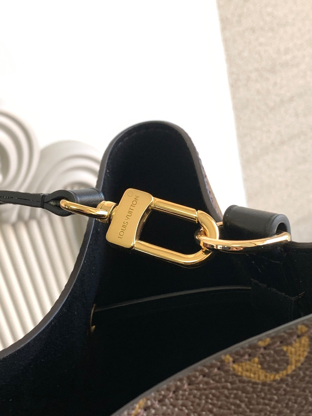 Bucket Bag MM M44020