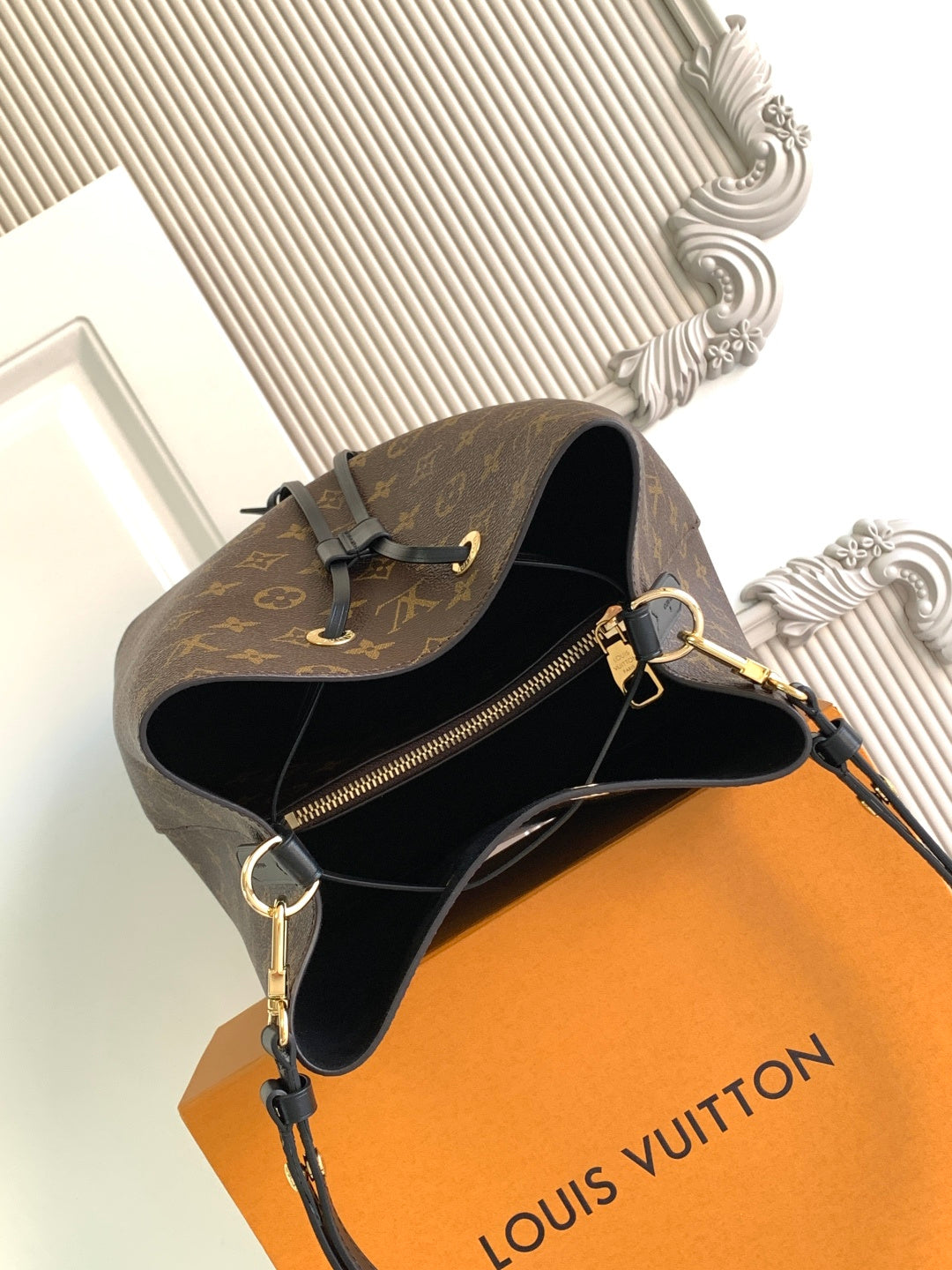 Bucket Bag MM M44020