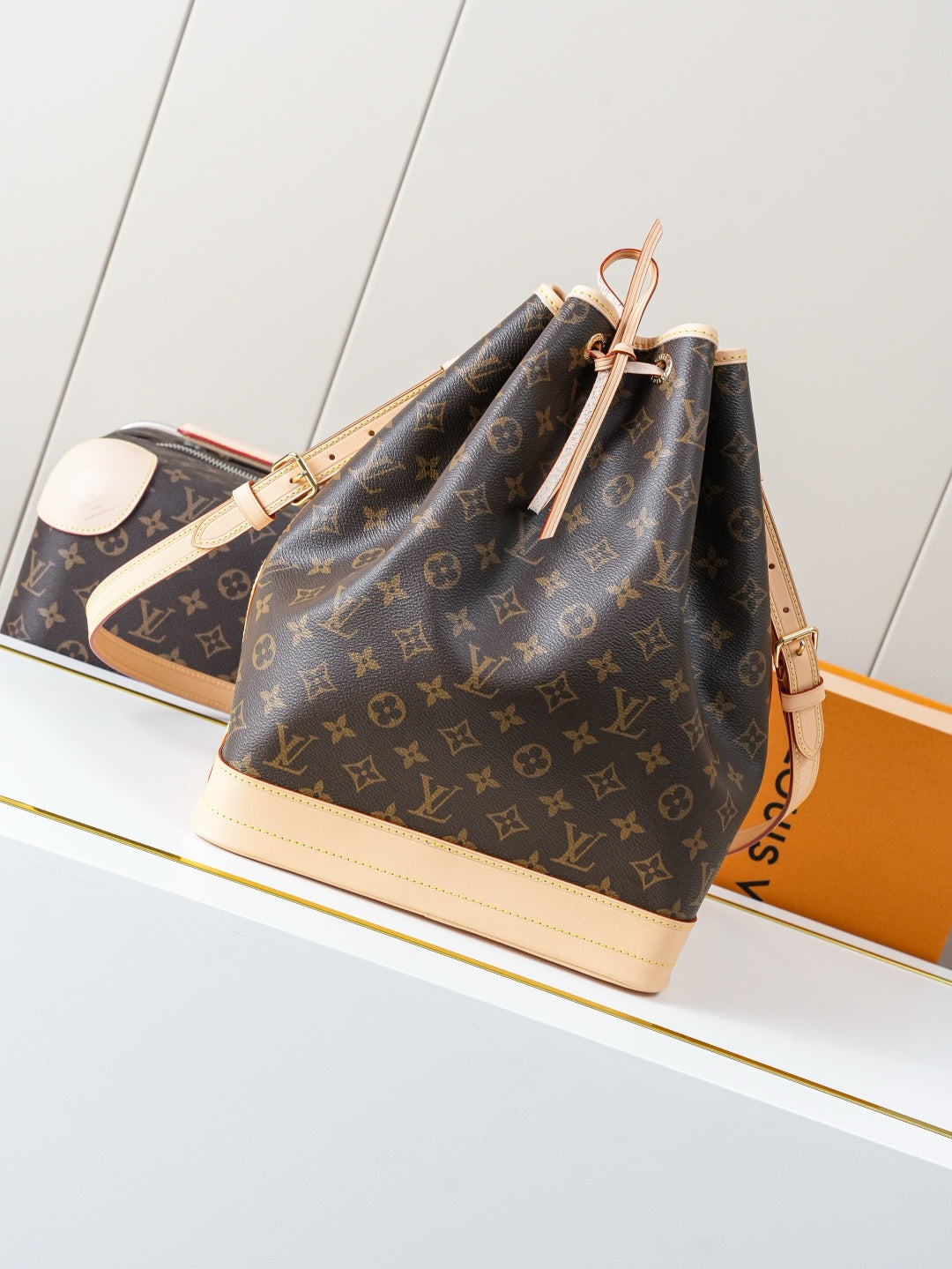 Bucket Bag M46976