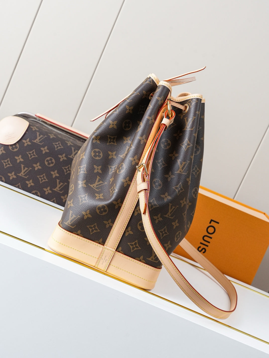 Bucket Bag M46976