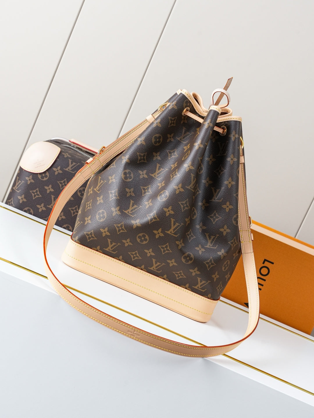 Bucket Bag M46976