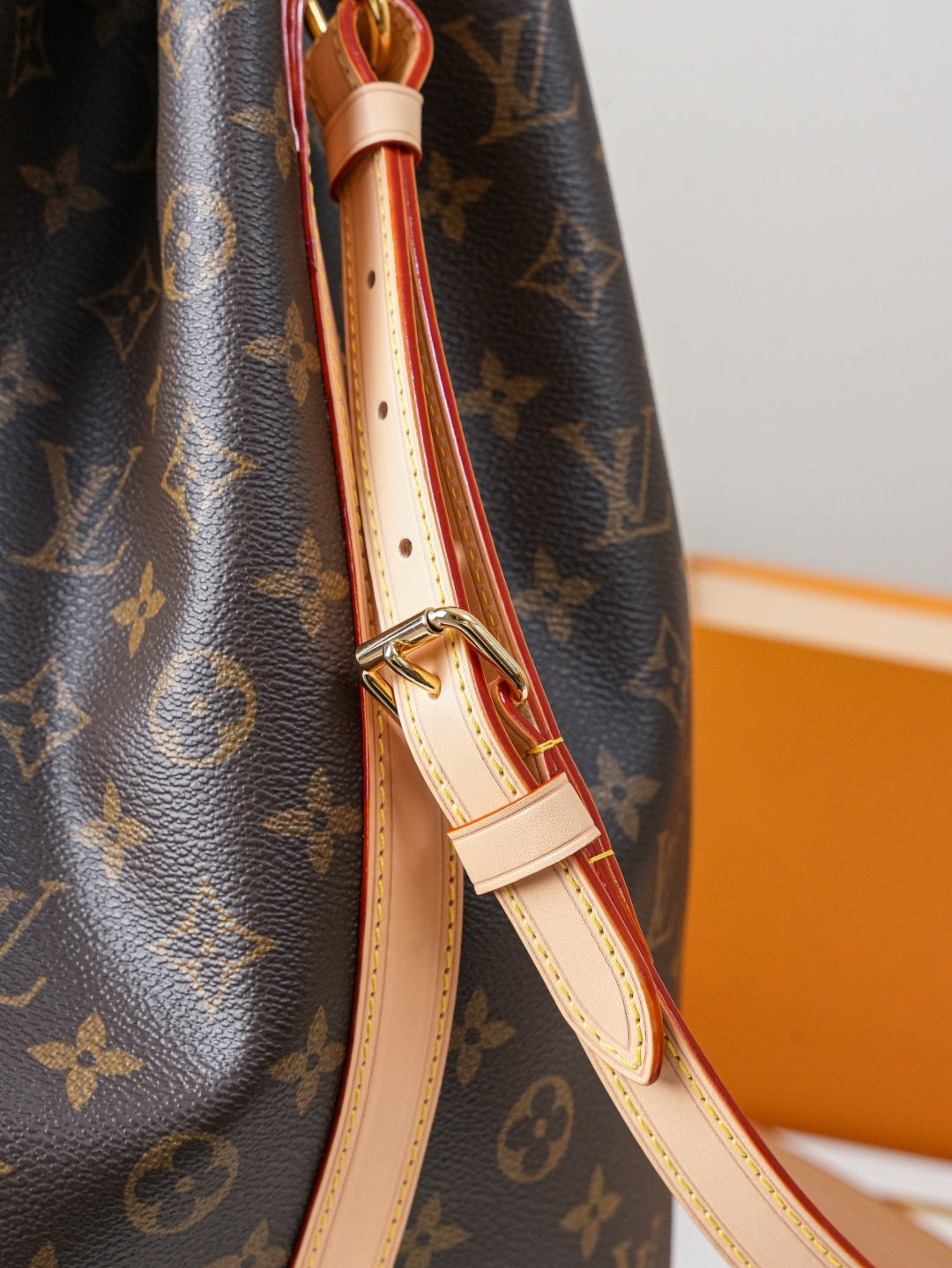 Bucket Bag M46976