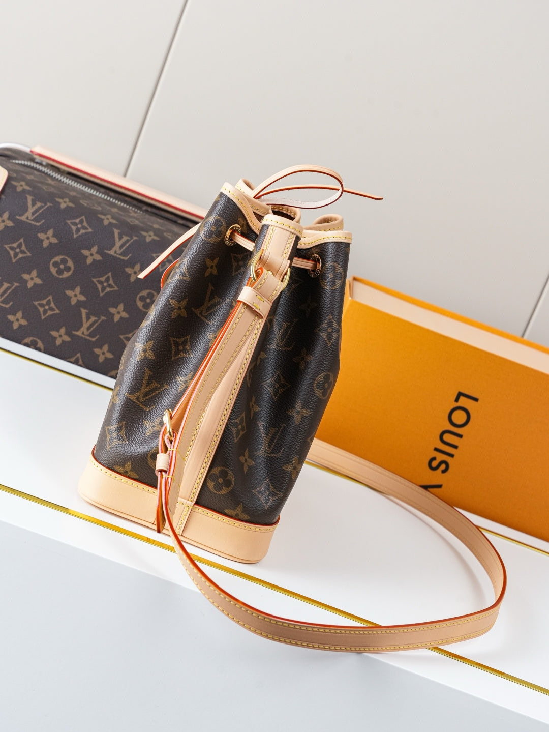 Bucket Bag BB M46983