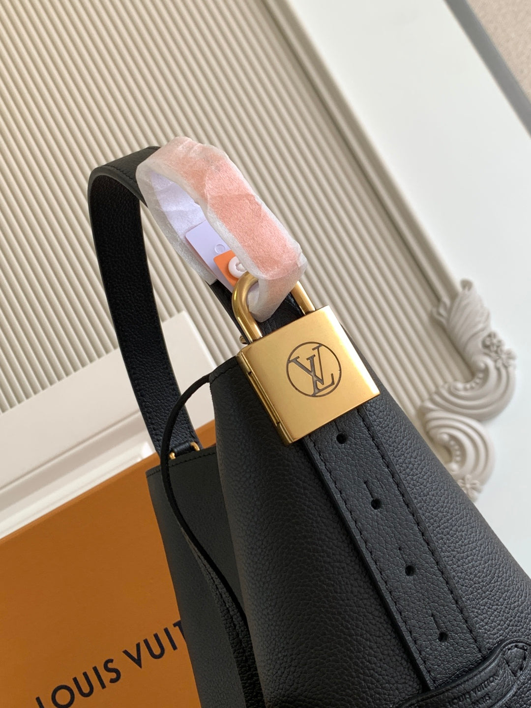 Bucket Bag Low Key BB M25543