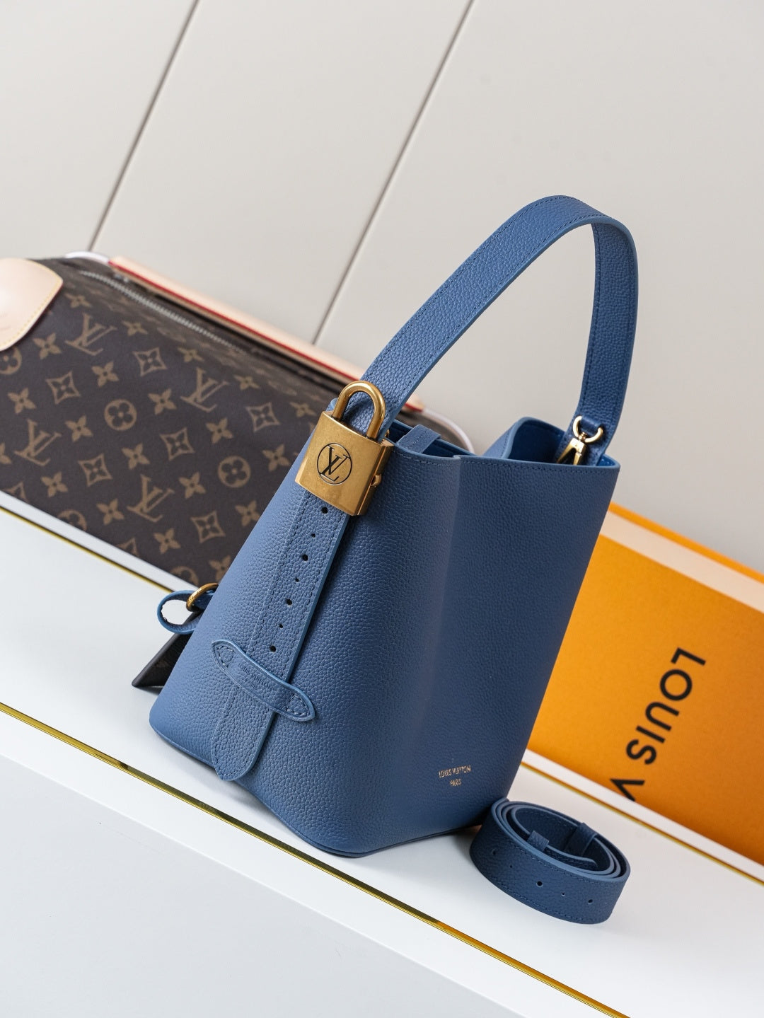 Bucket Bag Low Key BB M27370