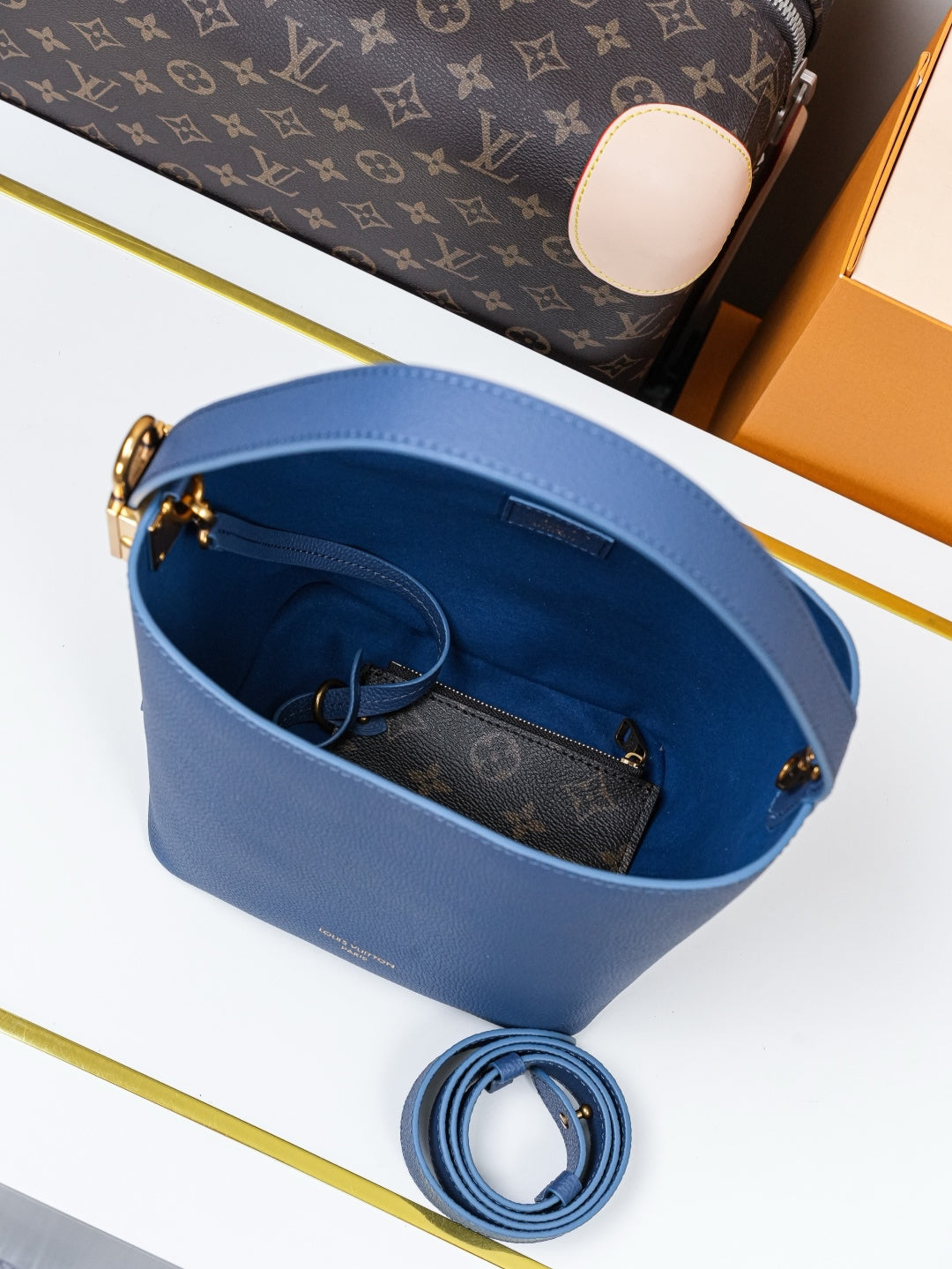 Bucket Bag Low Key BB M27370