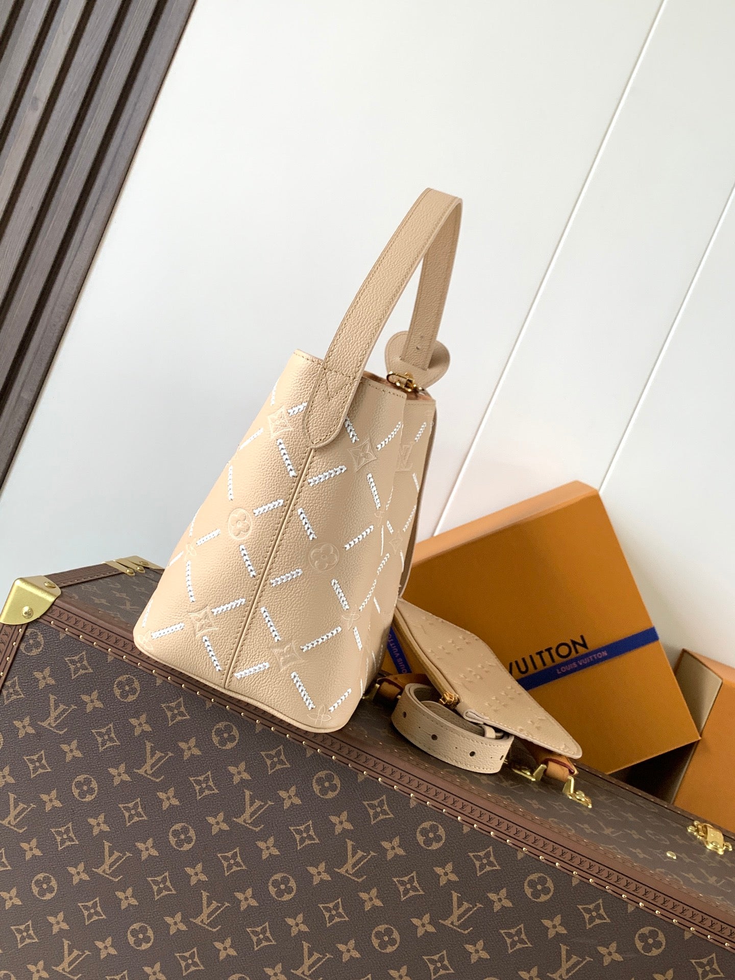 Bucket Bag MM M28524
