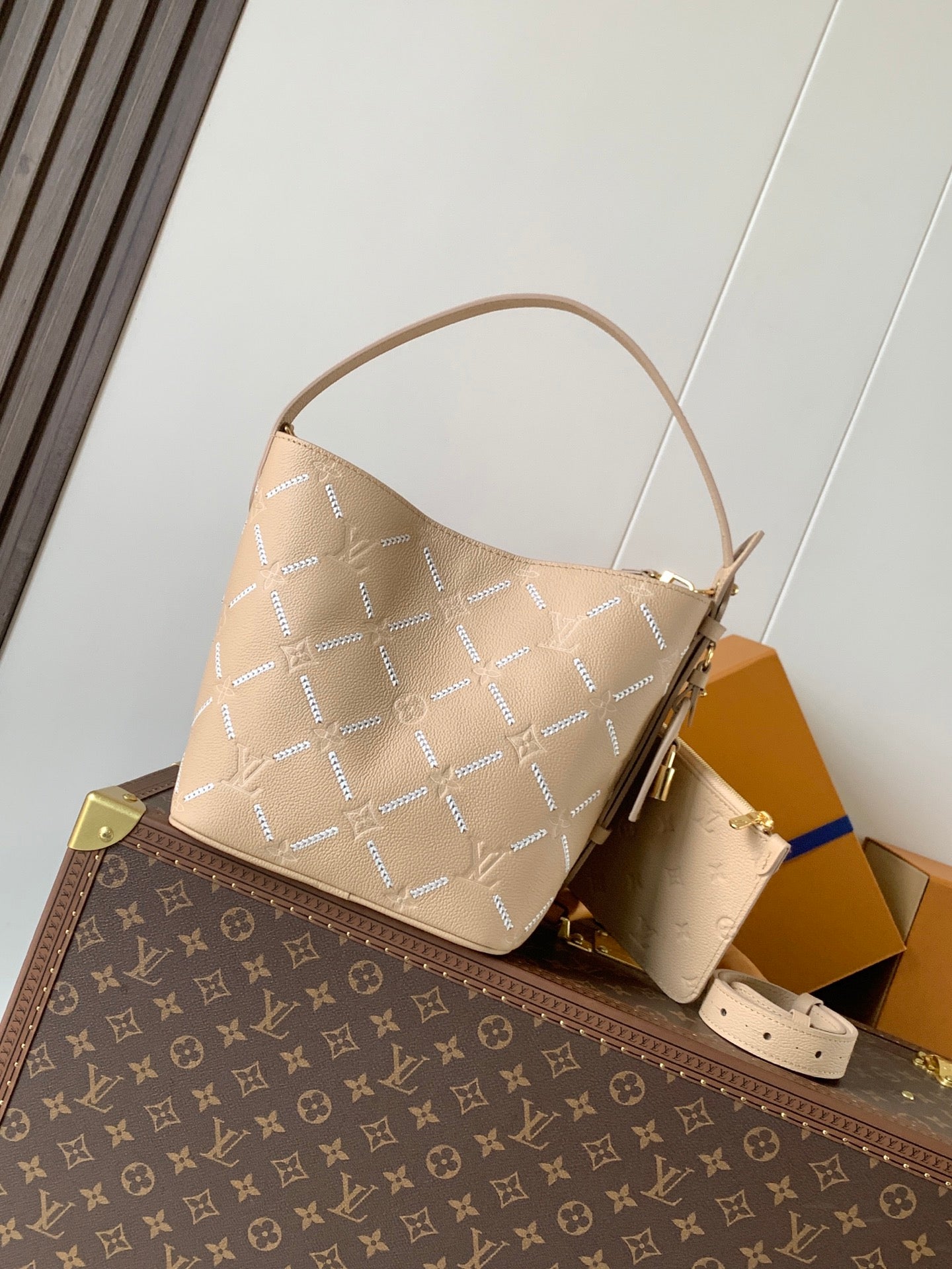 Bucket Bag MM M28524