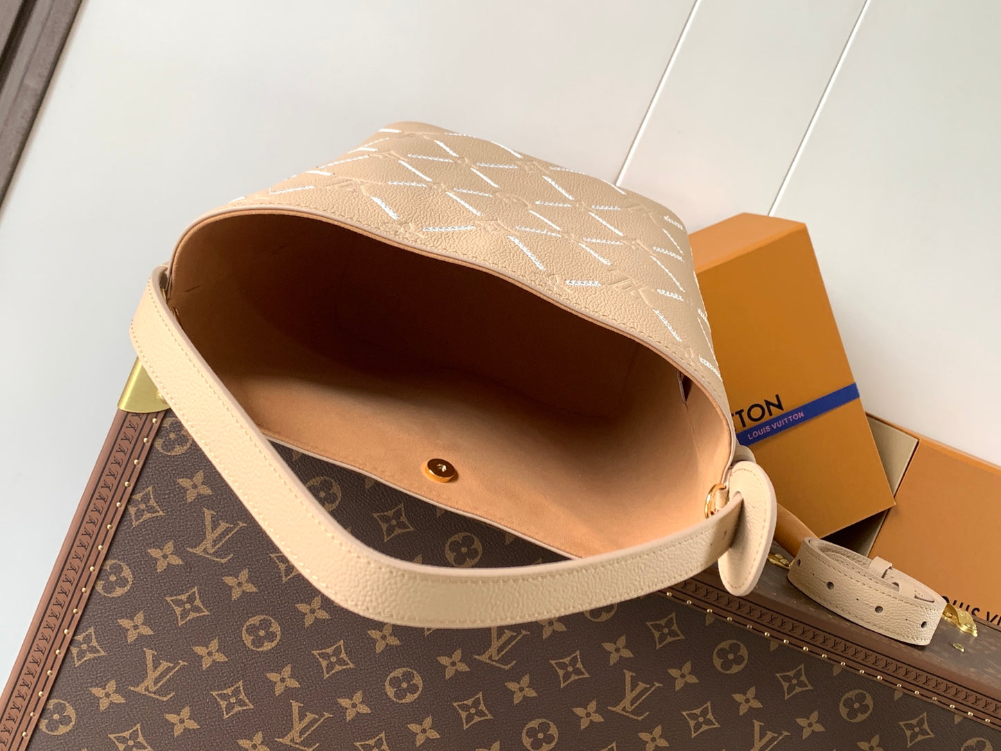 Bucket Bag MM M28524