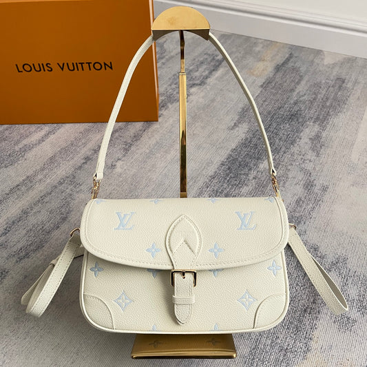 Classic Flap Shoulder Bag M28054