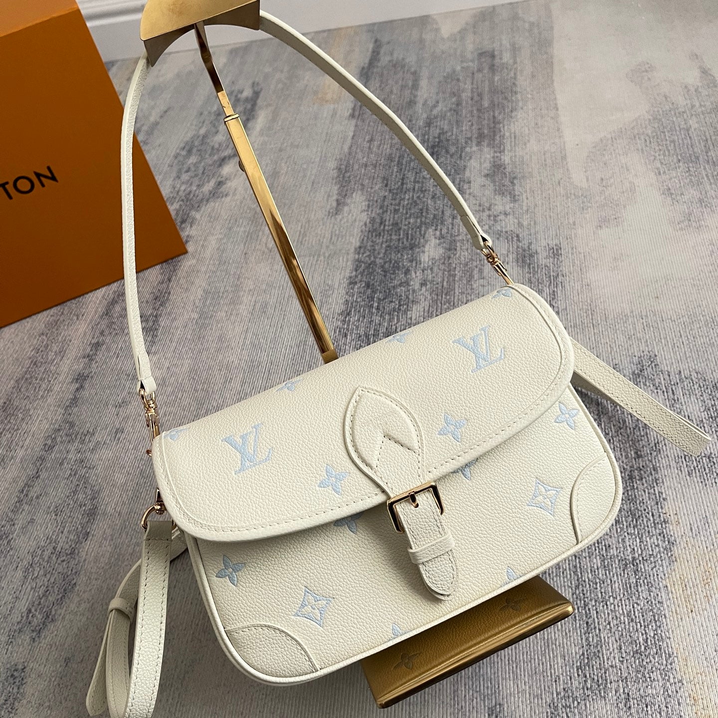 Classic Flap Shoulder Bag M28054