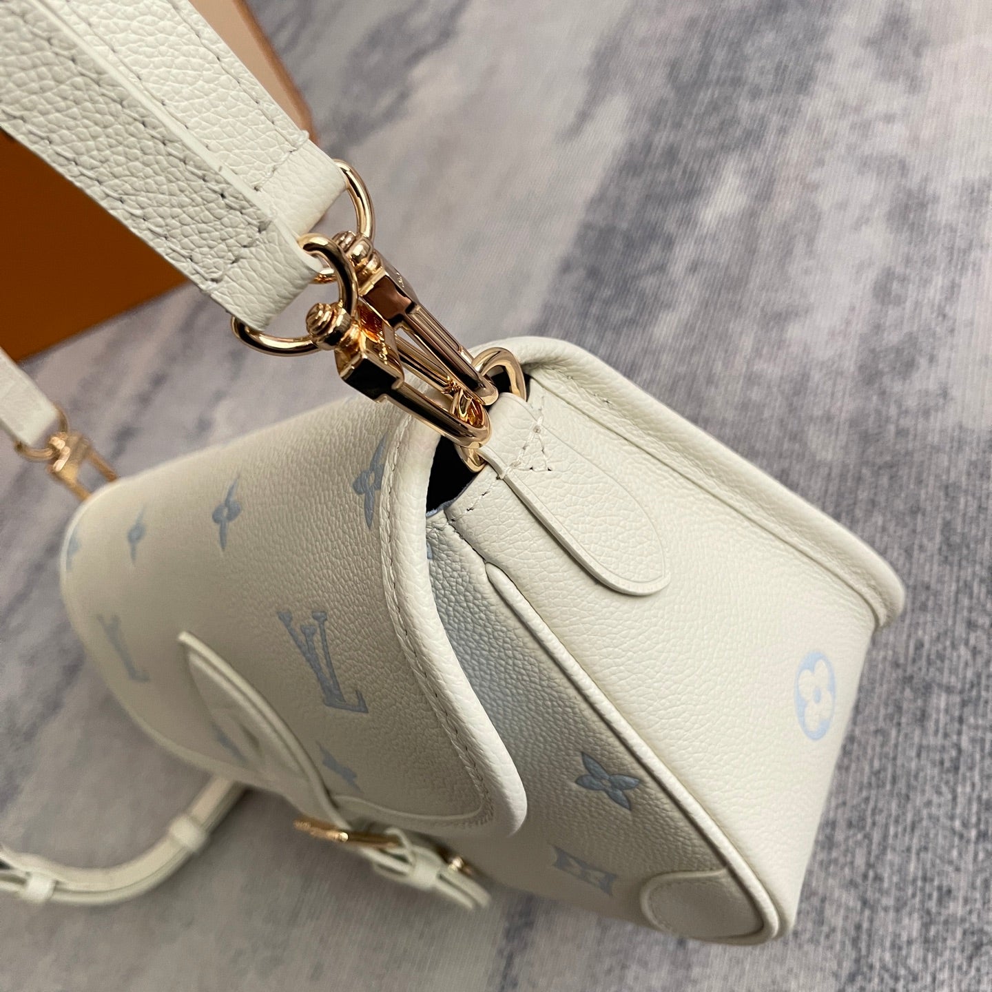 Classic Flap Shoulder Bag M28054